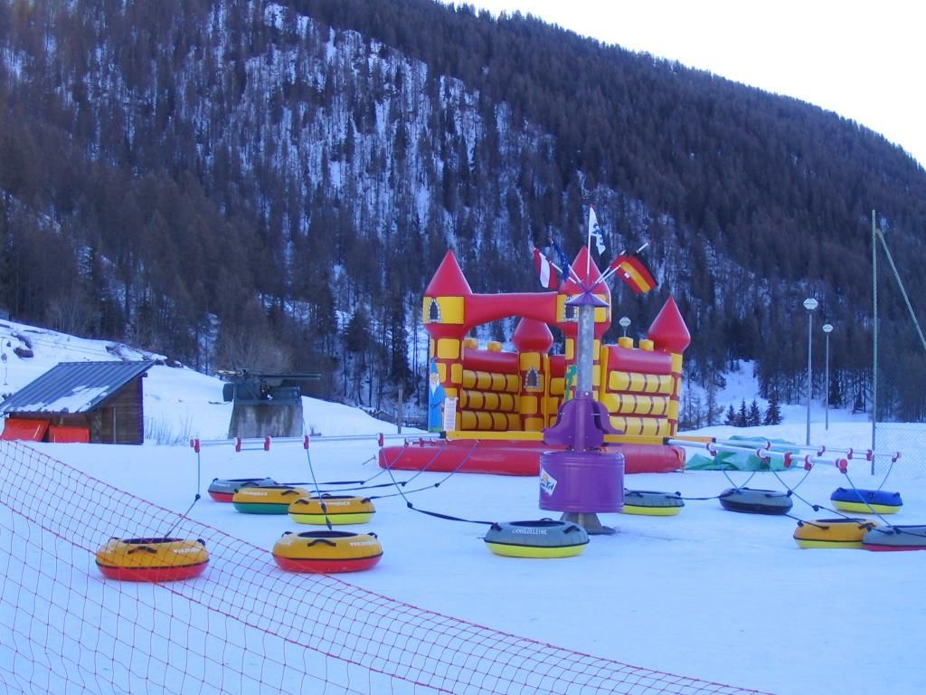 una famiglia in un campo agricolo