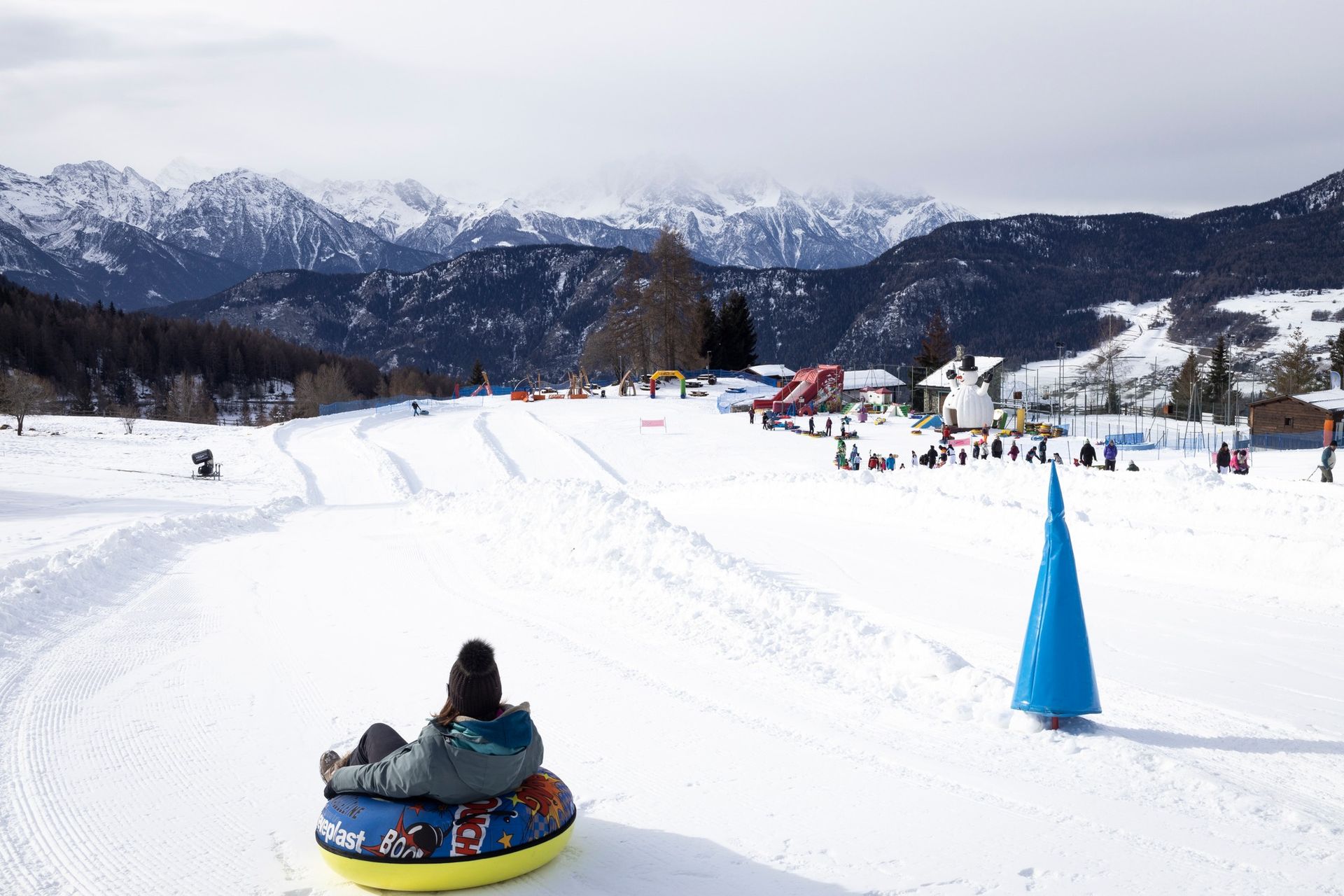 una famiglia in un campo agricolo