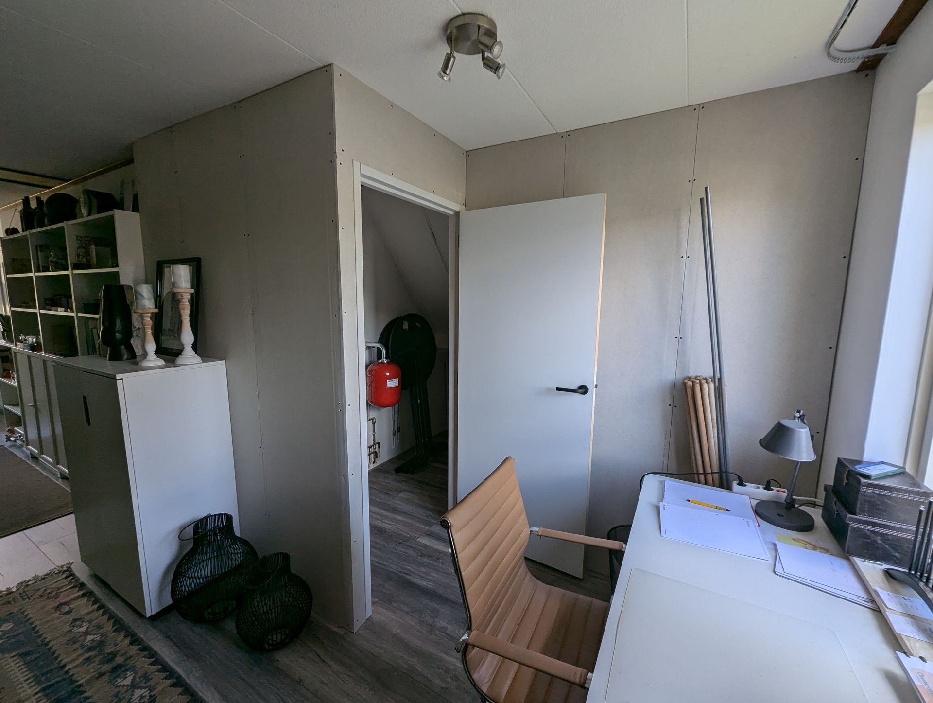 Wand en kozijn geplaattst.