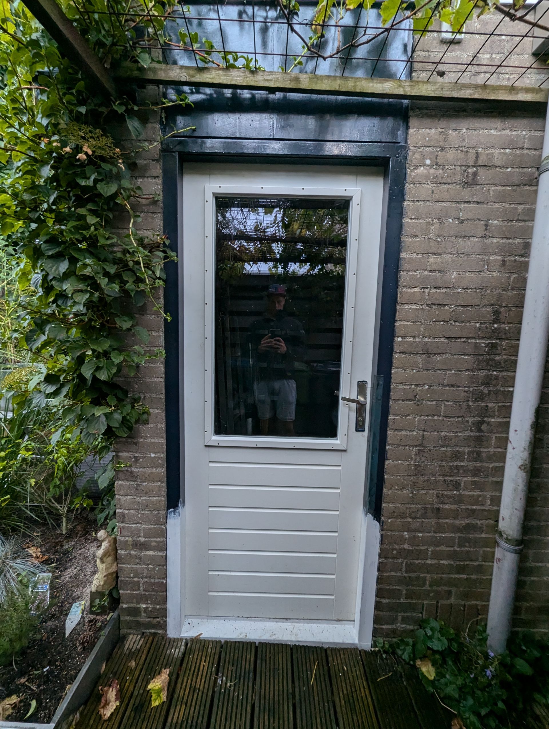 Houtrot verwijderd door dorpel en stijldelen te vervangen