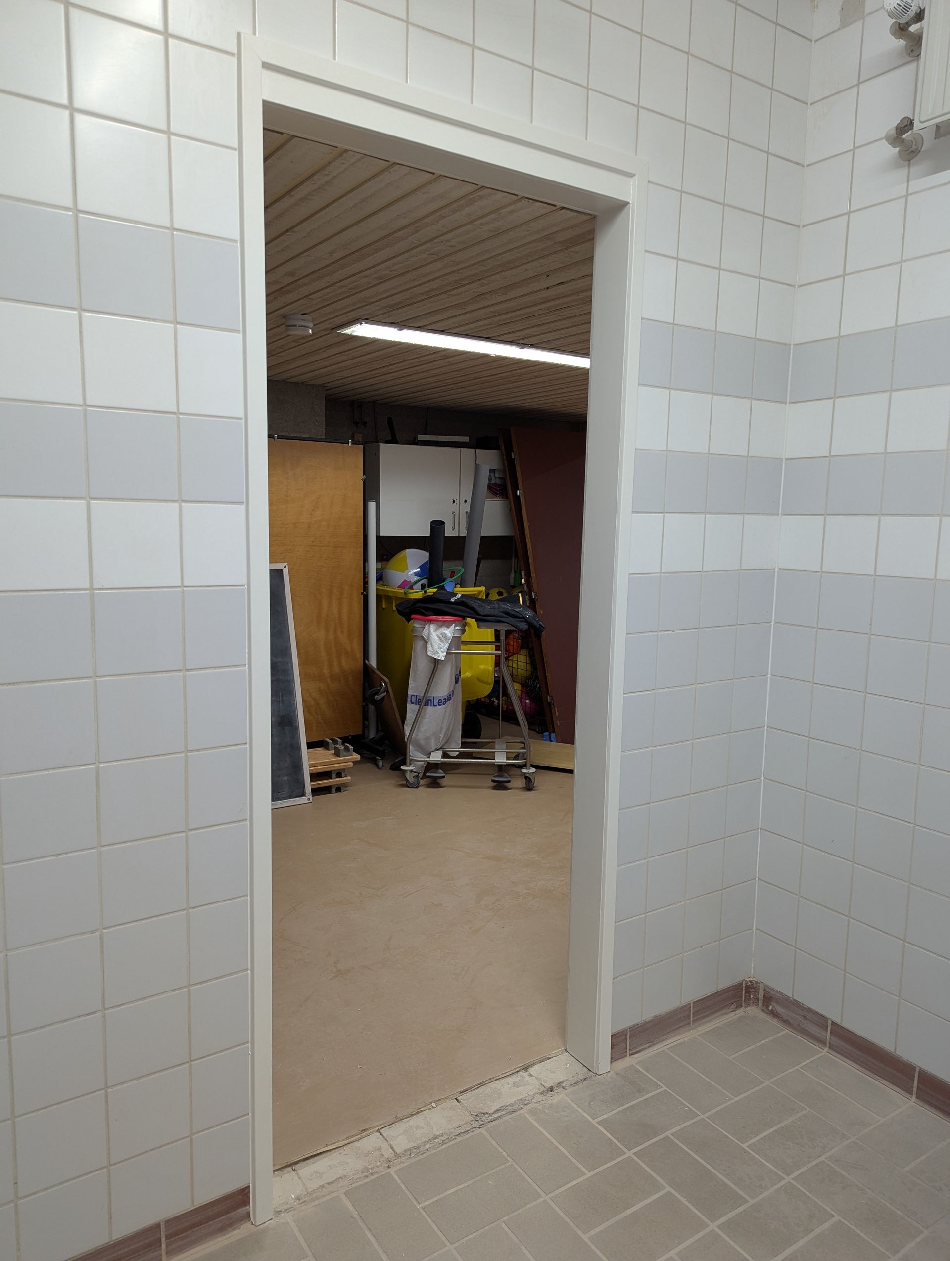 Aftimmering doorbraak in muur.