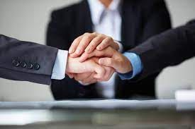 tres personas dandose la mano