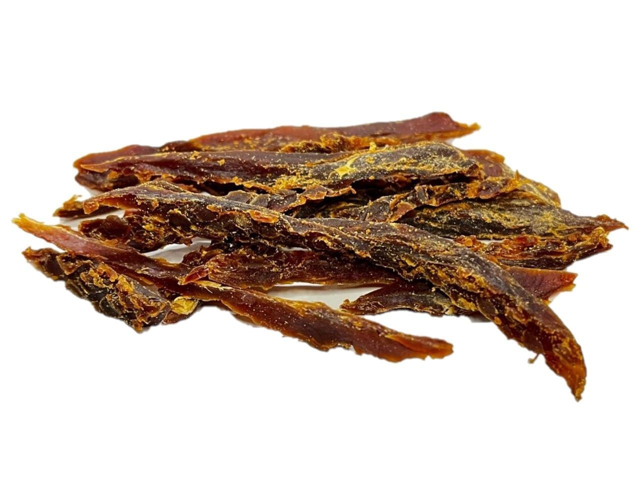 Mucchio di strisce sottili e scure di carne secca.