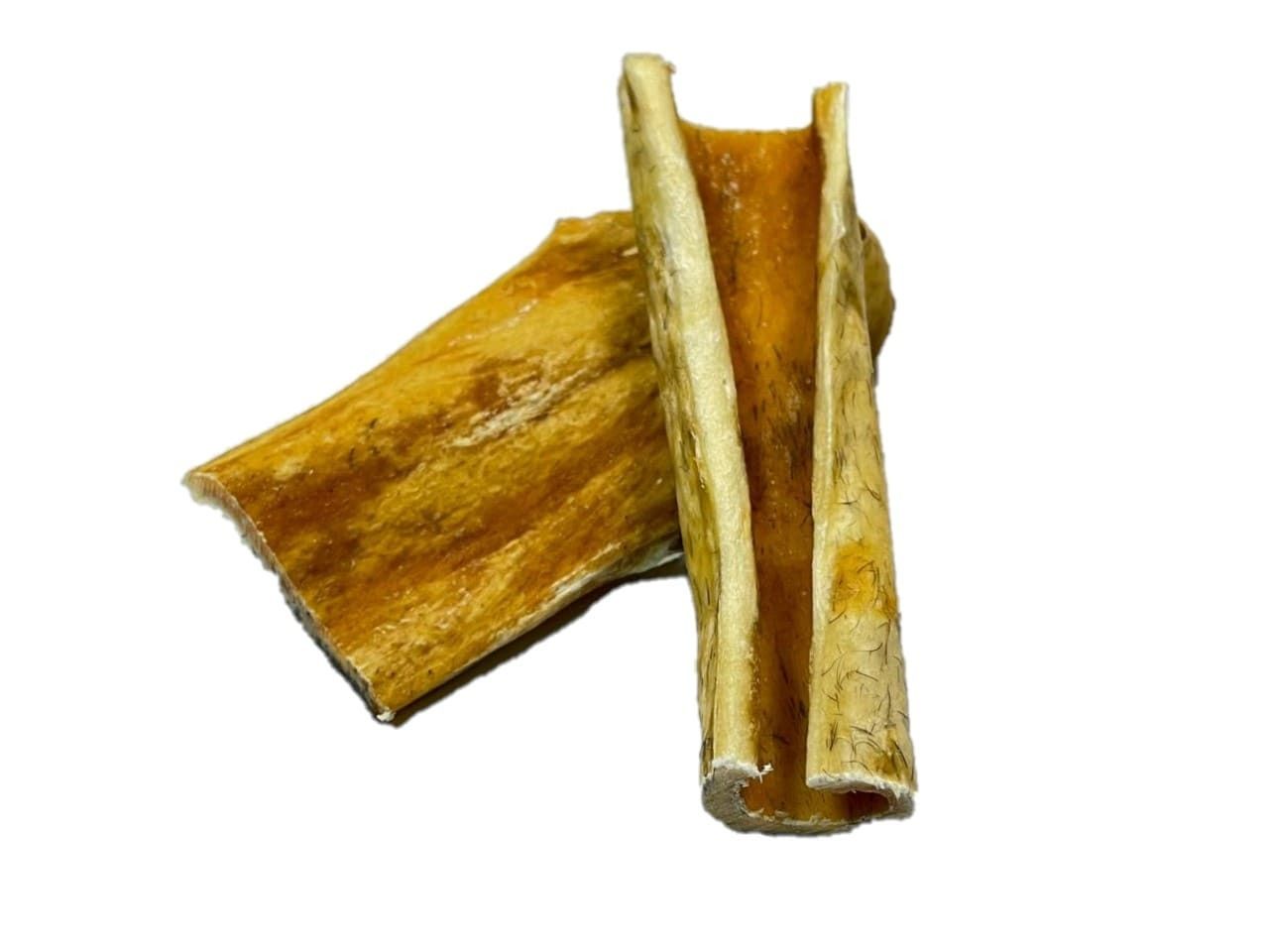 Due masticativi per cani a base di trachea di manzo essiccata. Uno è disteso, l'altro è in posizione verticale.