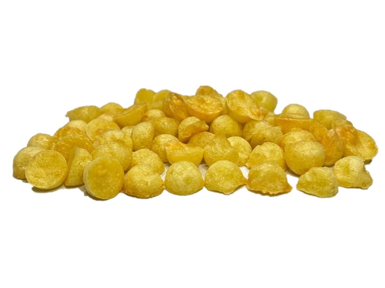 Mucchio di snack dorati e soffici a base di mais su uno sfondo bianco.