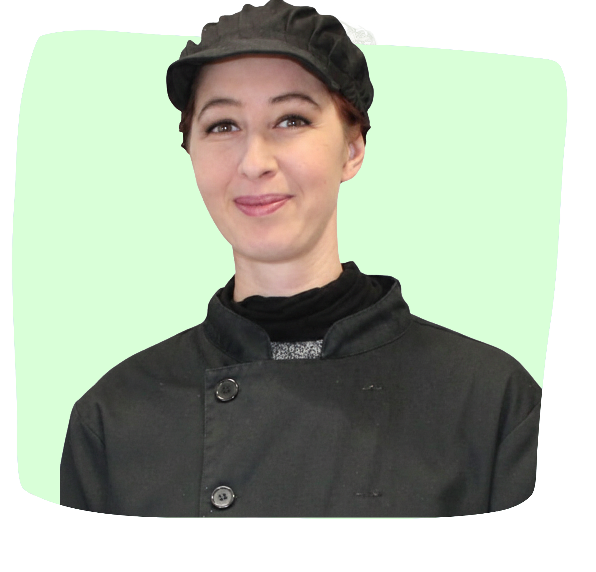 Donna sorridente che indossa un berretto nero e un cappotto da chef.