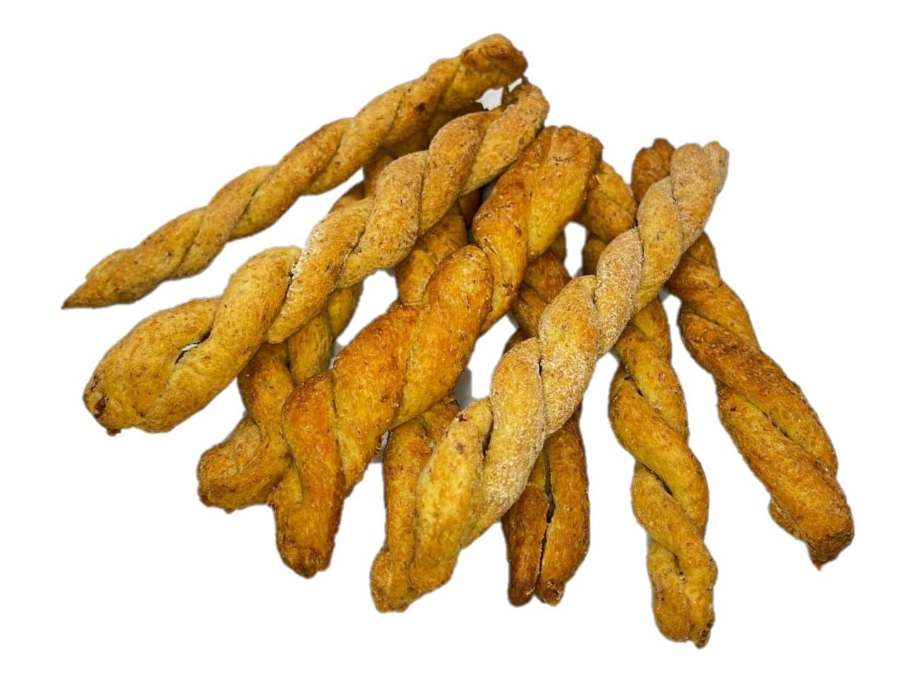 Grissini intrecciati, dorati e con superficie ruvida, disposti su uno sfondo bianco.