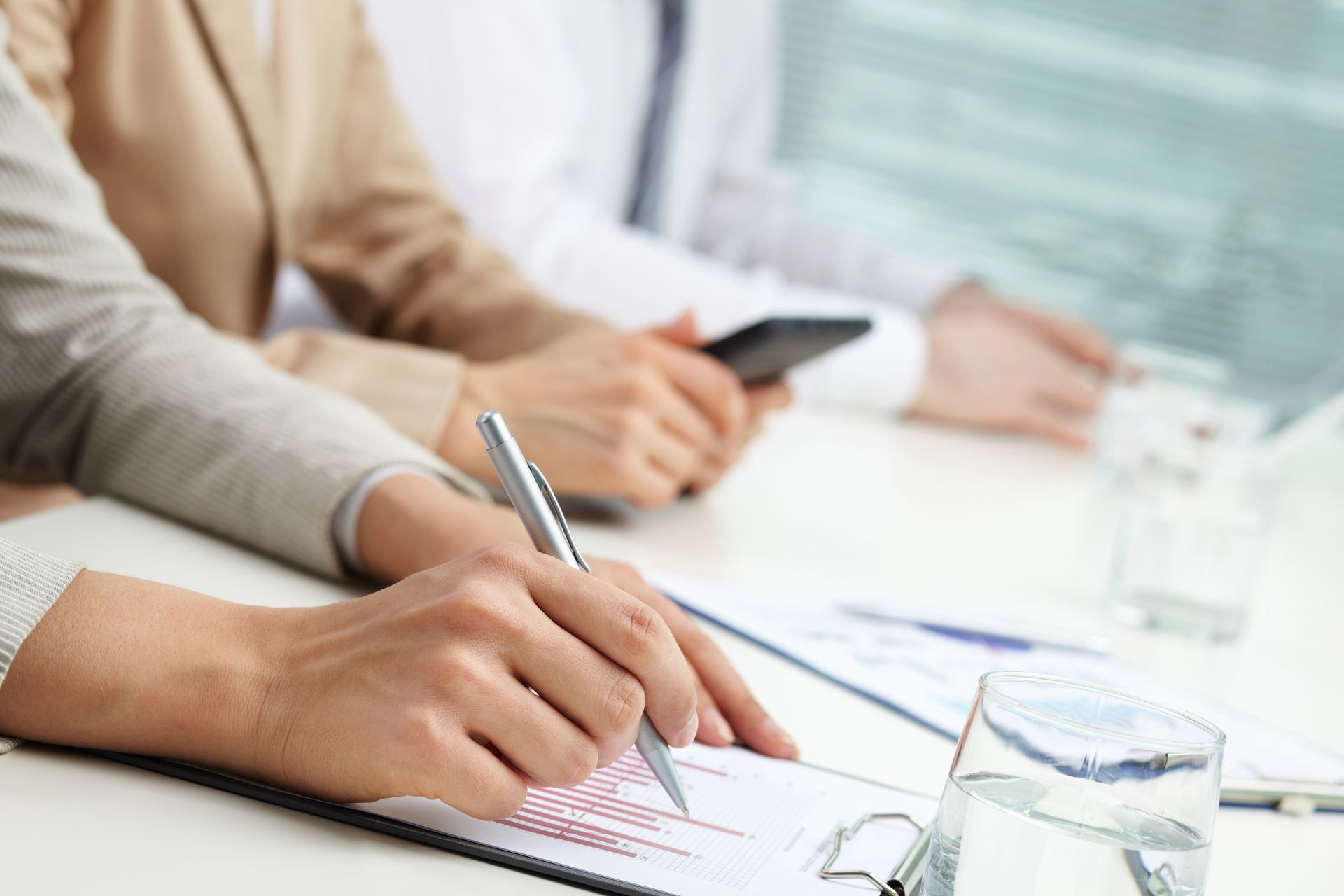 Persona che scrive su un foglio