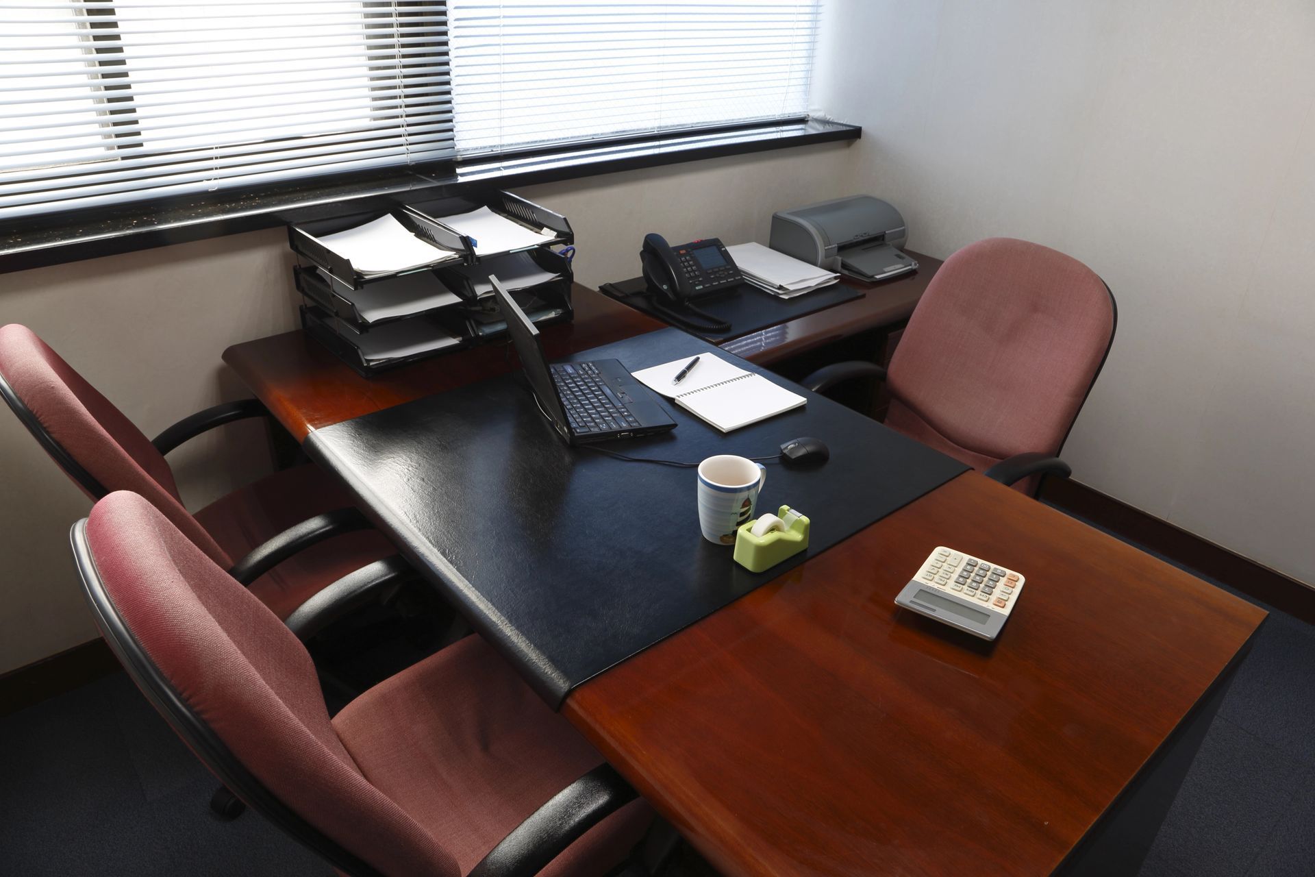 Scrivania e sedia di lavoro