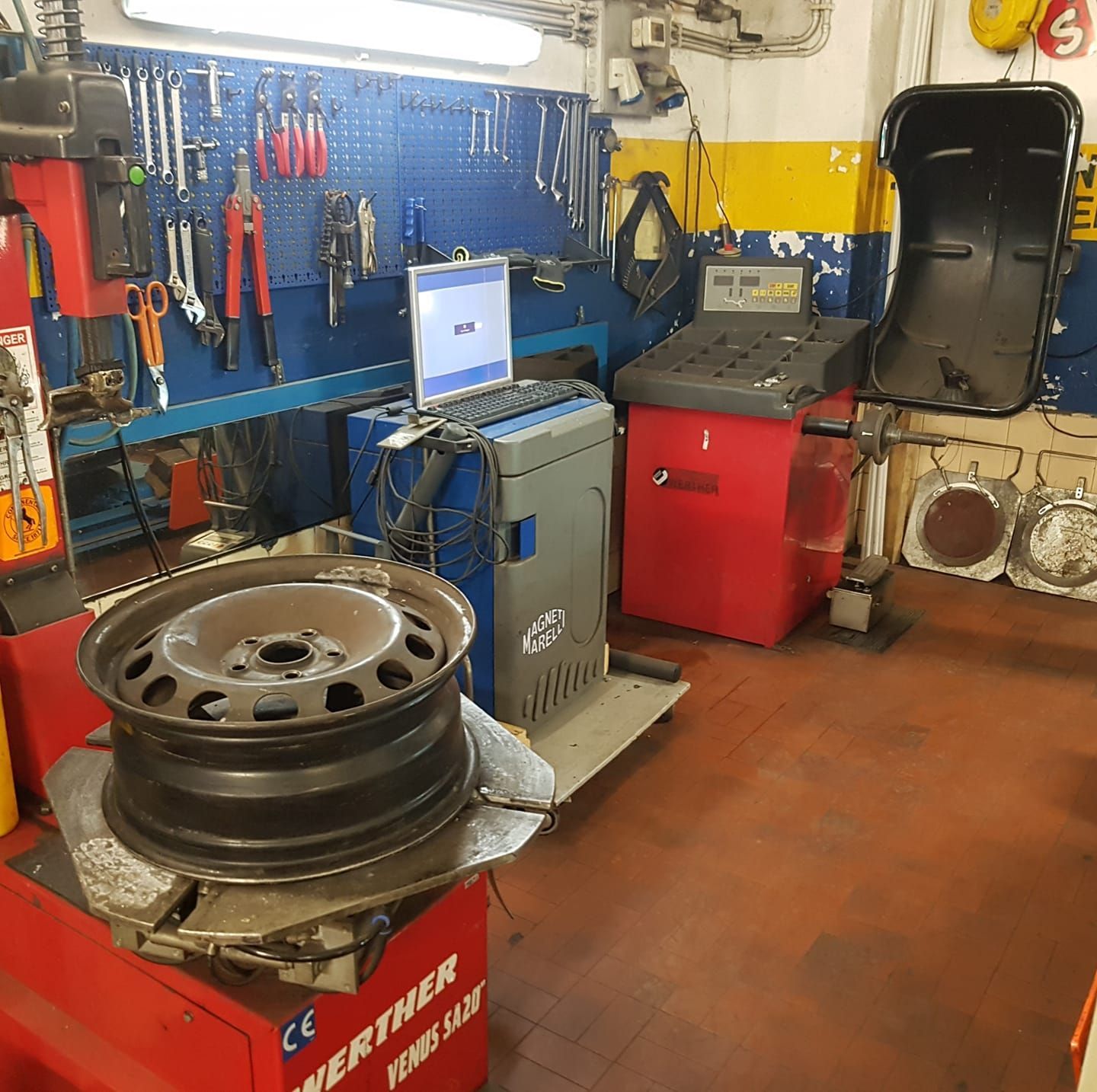 AUTOFFICINA CARAGE PILLONI