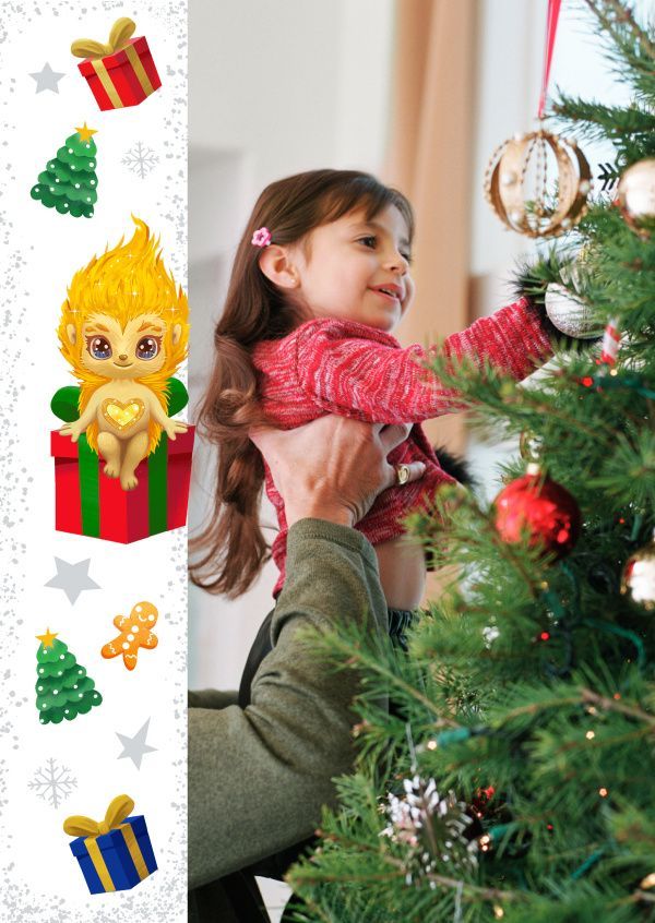 Ein kleines Mädchen sitzt auf dem Schoß eines Mannes und schmückt einen Weihnachtsbaum.