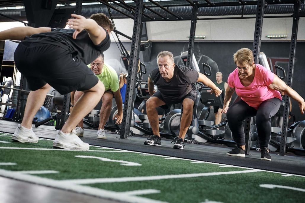 Kvinde slår på boksepude
