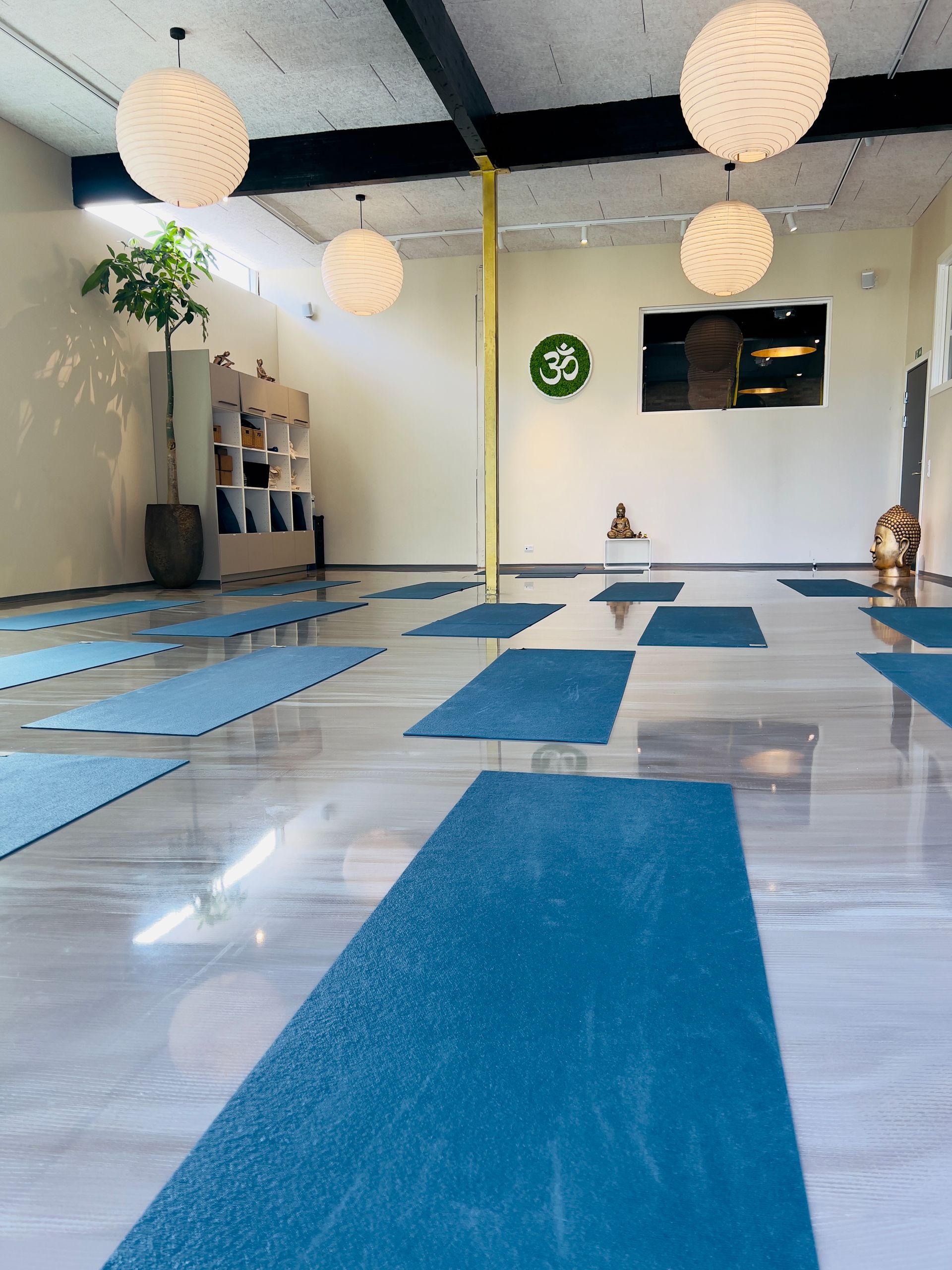 Der er mange yogamåtter og puder i rummet.