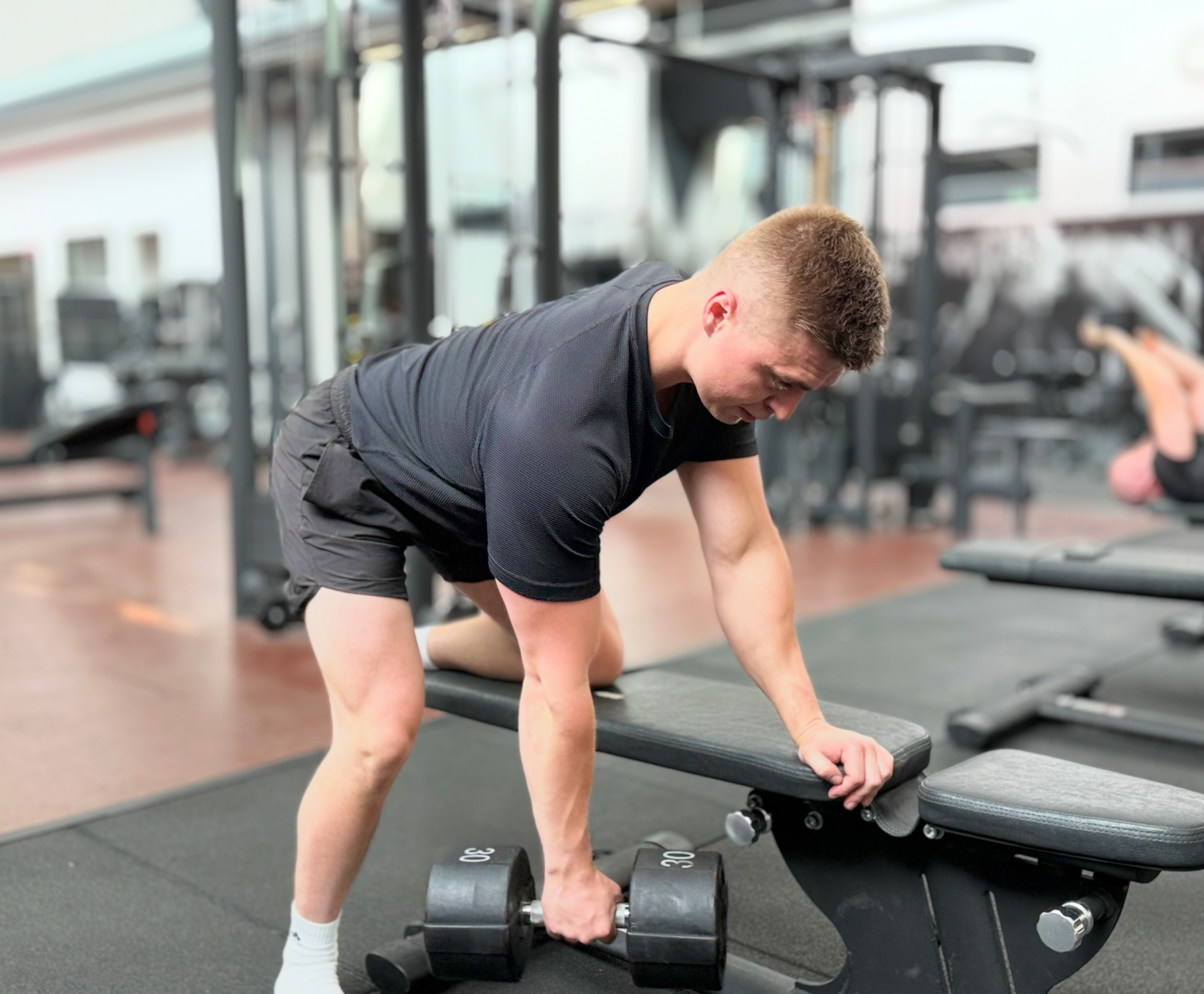 To kvinder laver øvelser på pilatesbolde i et fitnesscenter