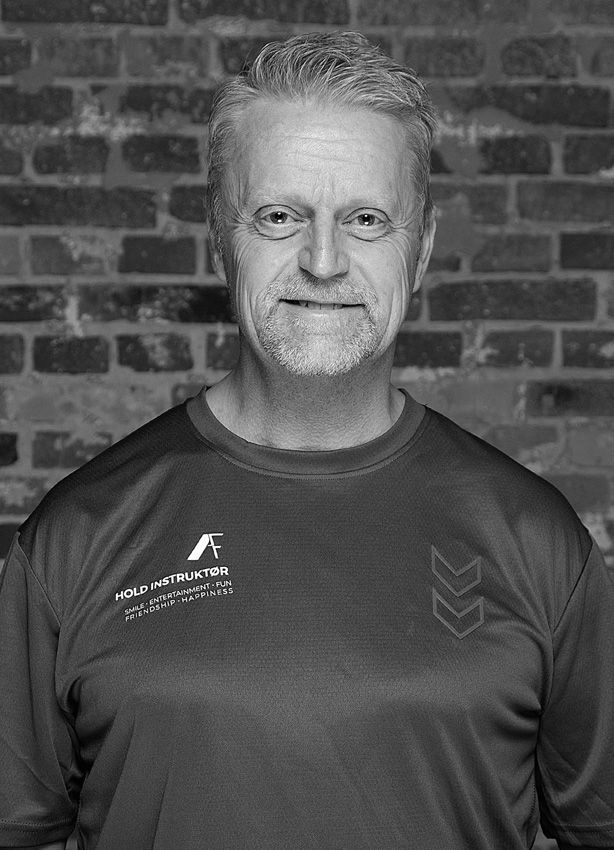 En mand står foran et skilt til apollo fitness.