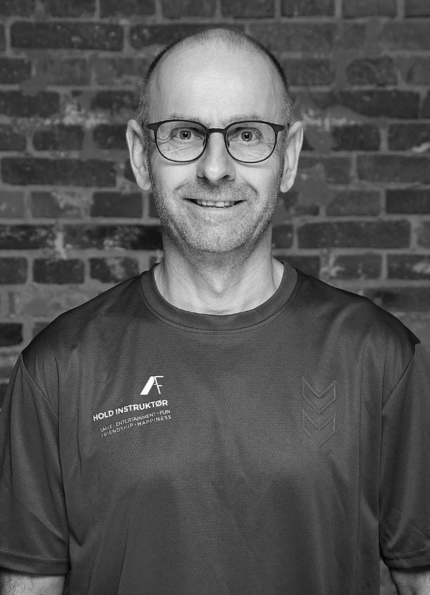 En mand står foran et skilt til apollo fitness.