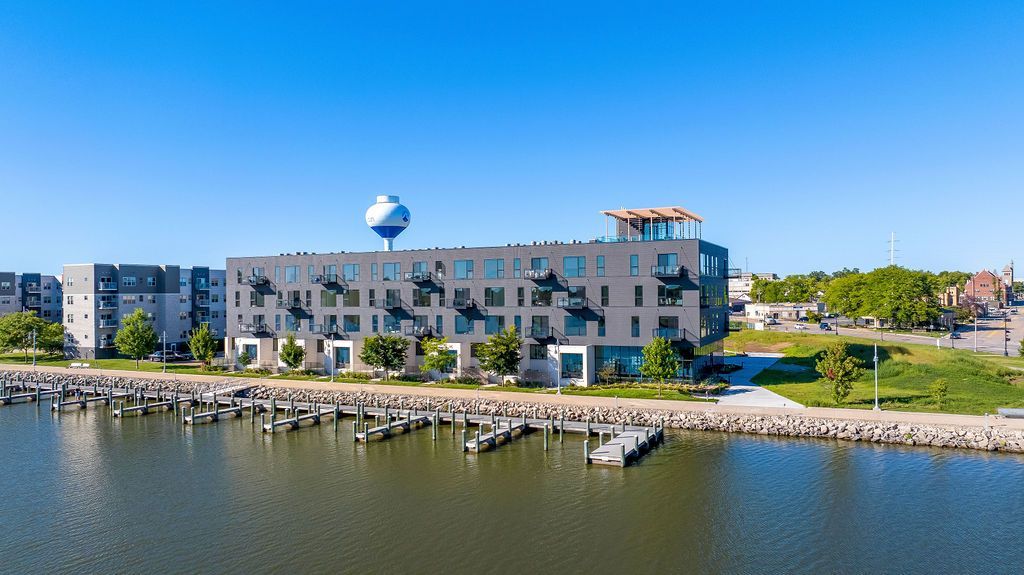 Luxury waterfront apartments in Oshkosh, WI