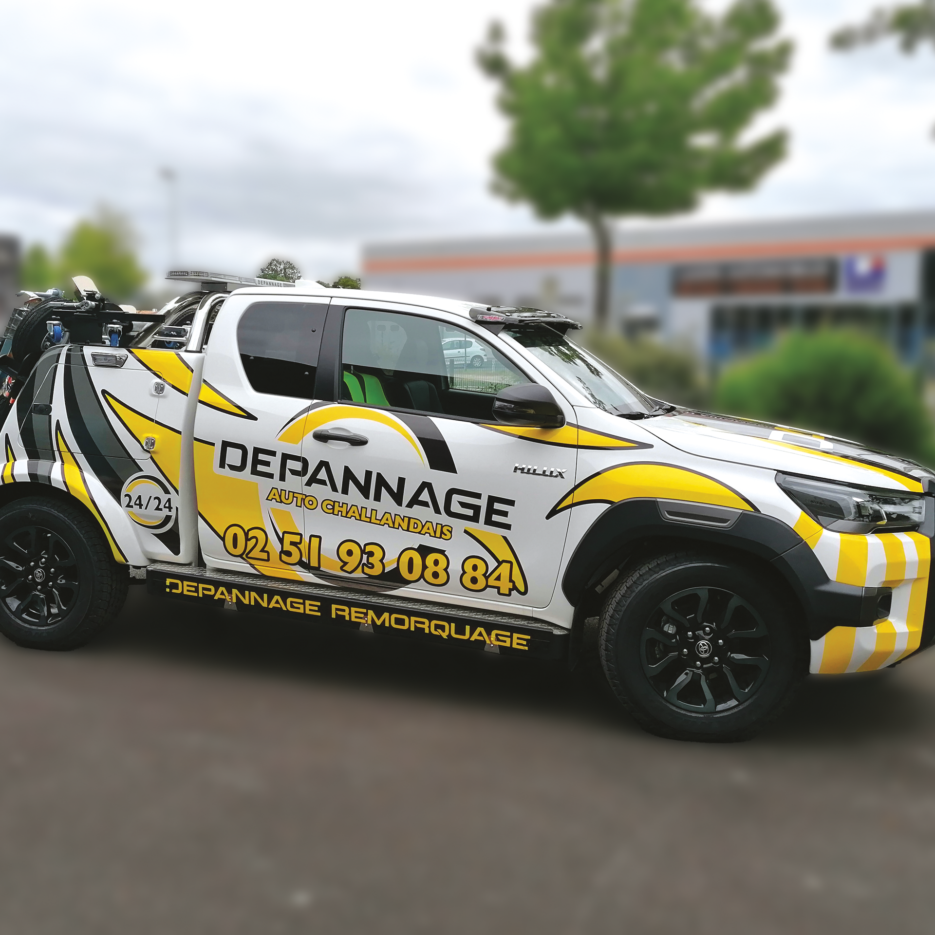 Voiture blanche avec marquage noir pour « BACKSTER », comportant les logos de Volcom, Element et Garcia.