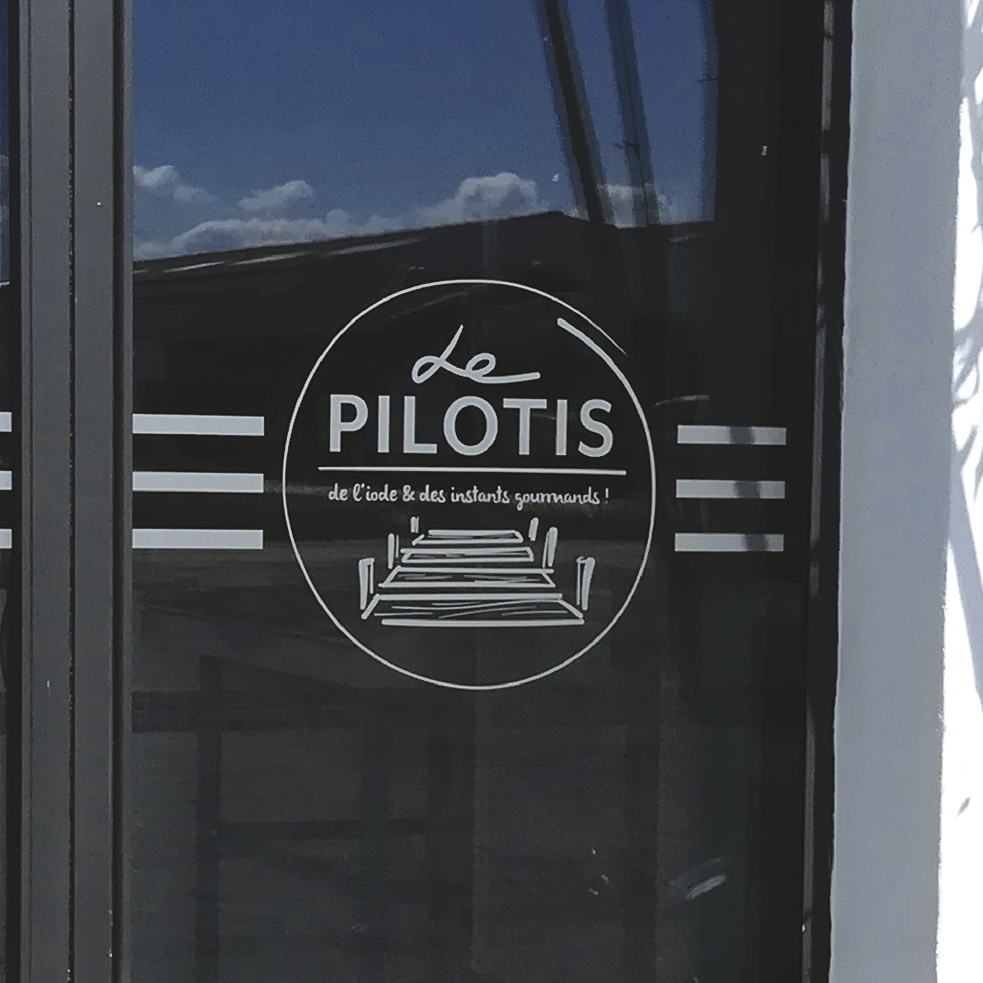 Trois bannières : une verte avec images de construction, une grise avec un salon et une noire avec une photo de bâtiment.