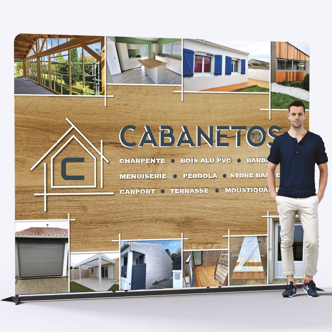 Paillasson noir avec un motif en cercle, les lettres 