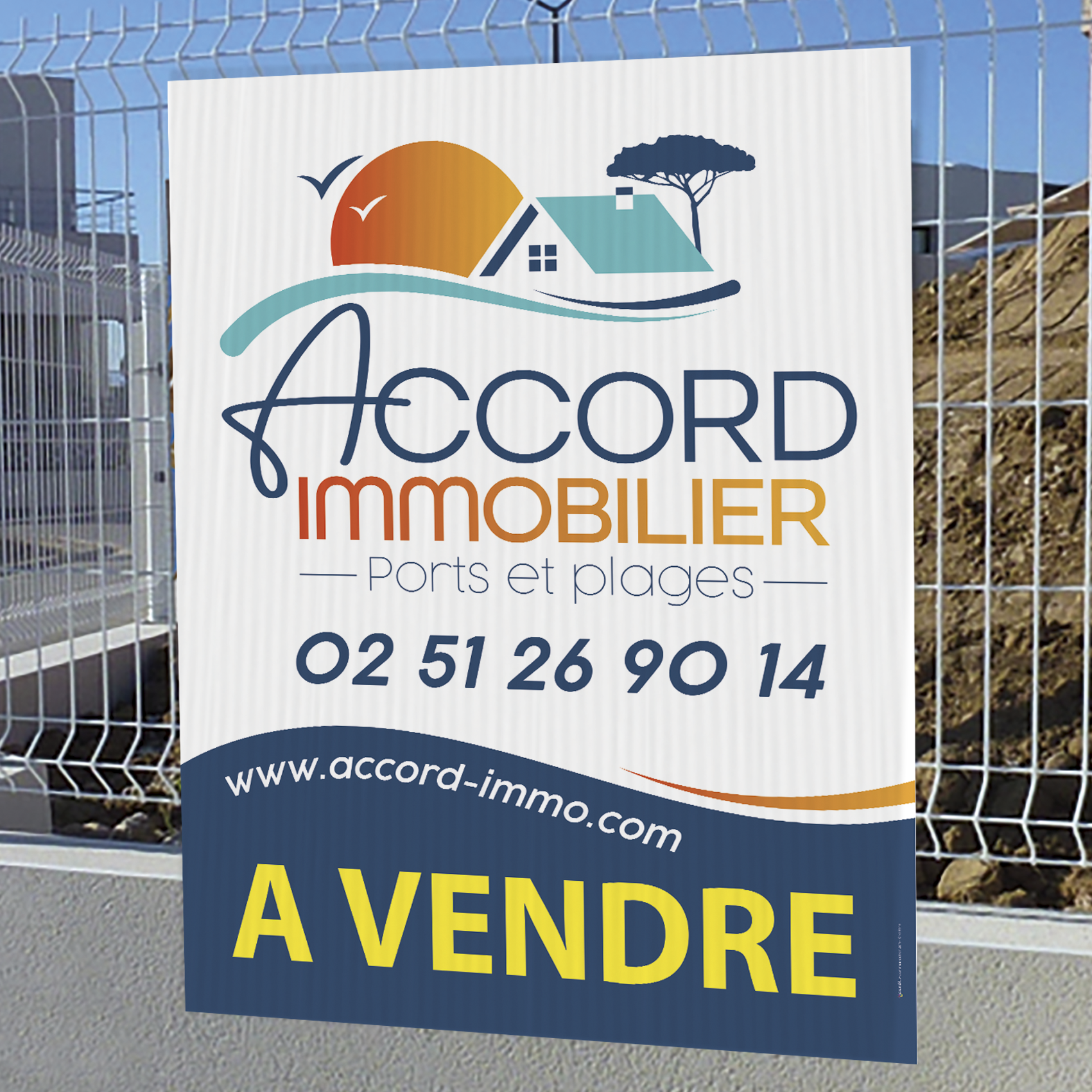 Extérieur du magasin « Chez Poly » avec ses grandes vitrines et son auvent noir et orange. 