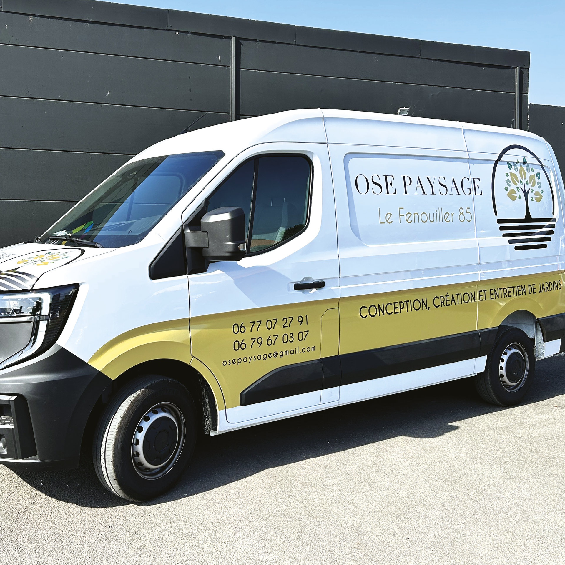 Vue latérale d'une ambulance aux accents bleus et jaunes. L'inscription « RESCUE 05 » est visible. 