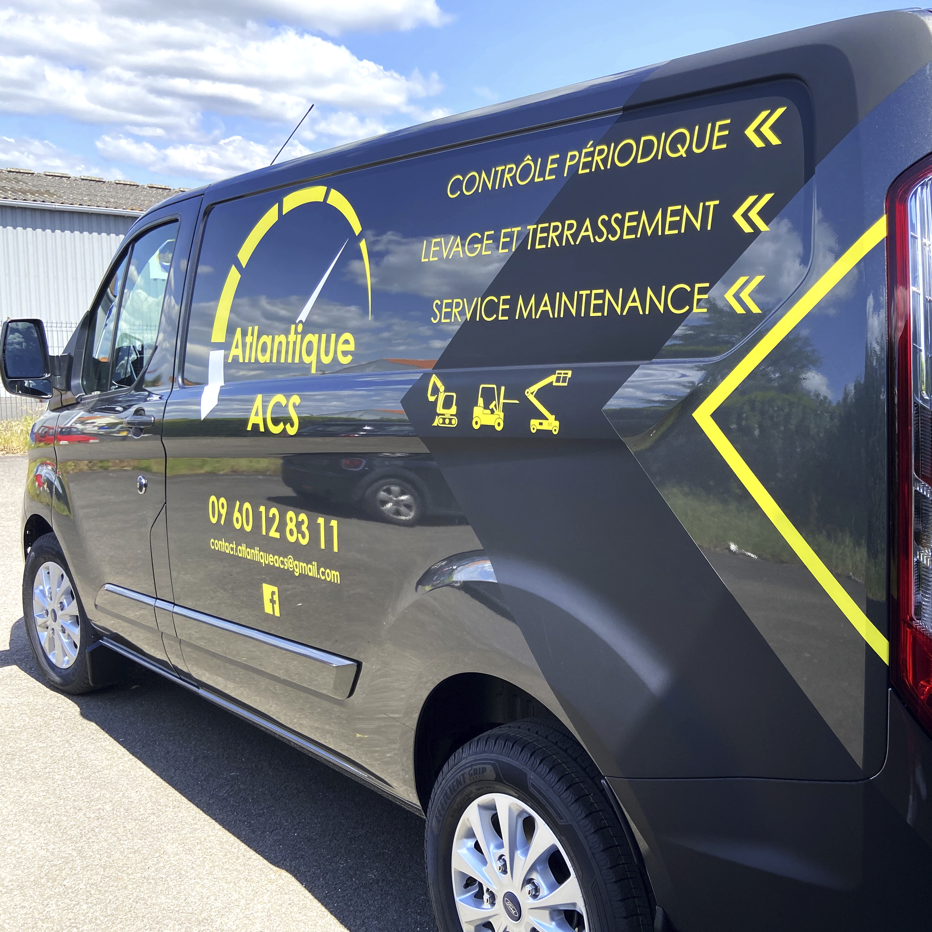 Une porte vitrée ornée d'un logo circulaire « Le Pilotis » et d'un canapé. Encadrée de métal noir.