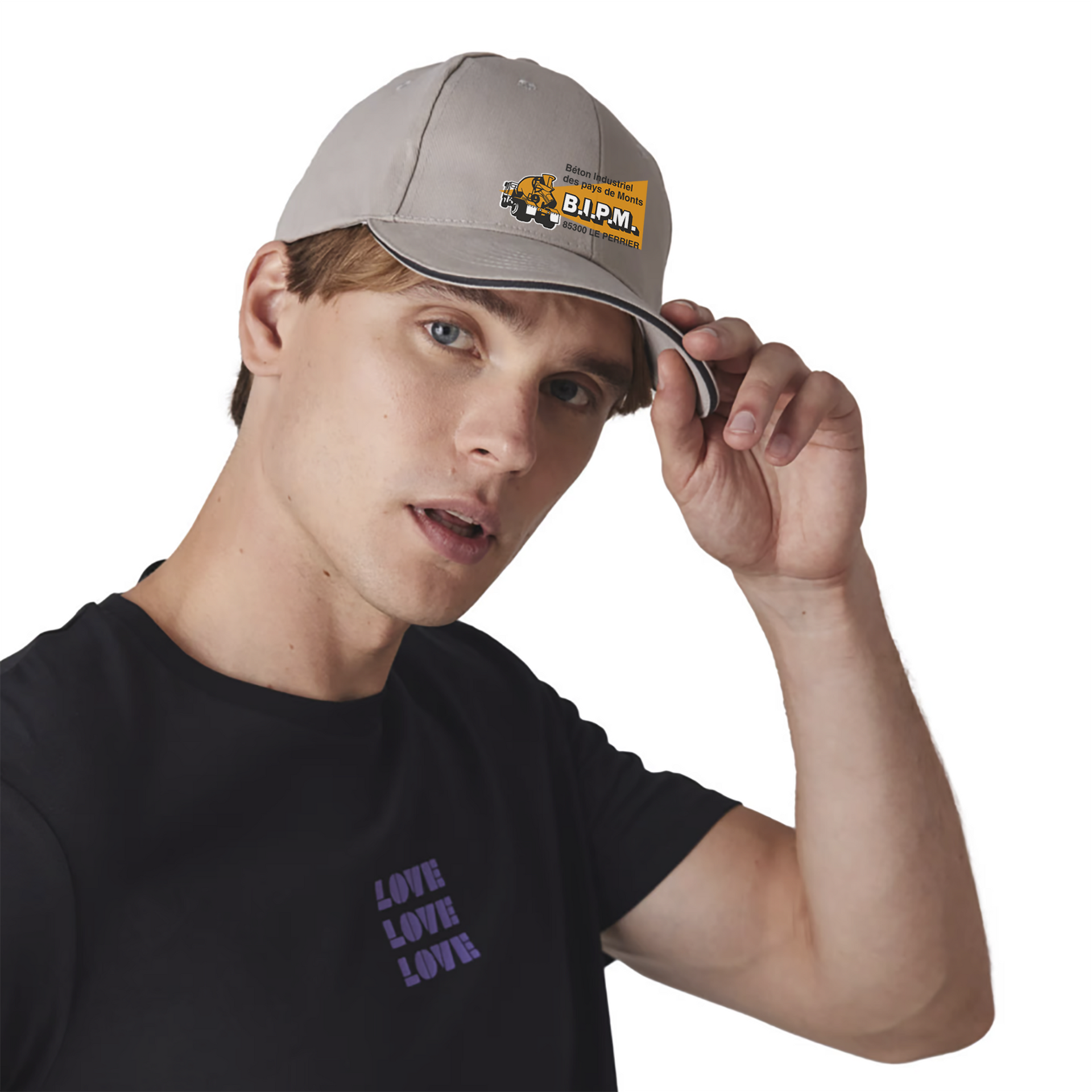 Homme portant une casquette grise avec logo, une chemise noire avec le texte « LOVE ».