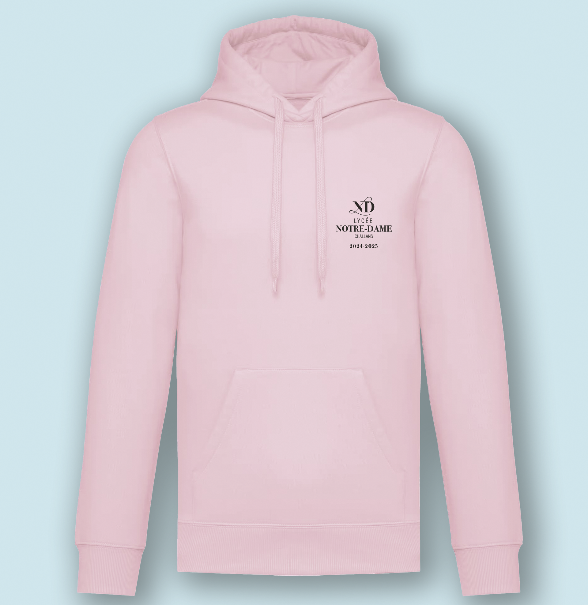 Homme portant un sweat-shirt zippé bleu marine avec un logo sur la poitrine indiquant « BIPM ».