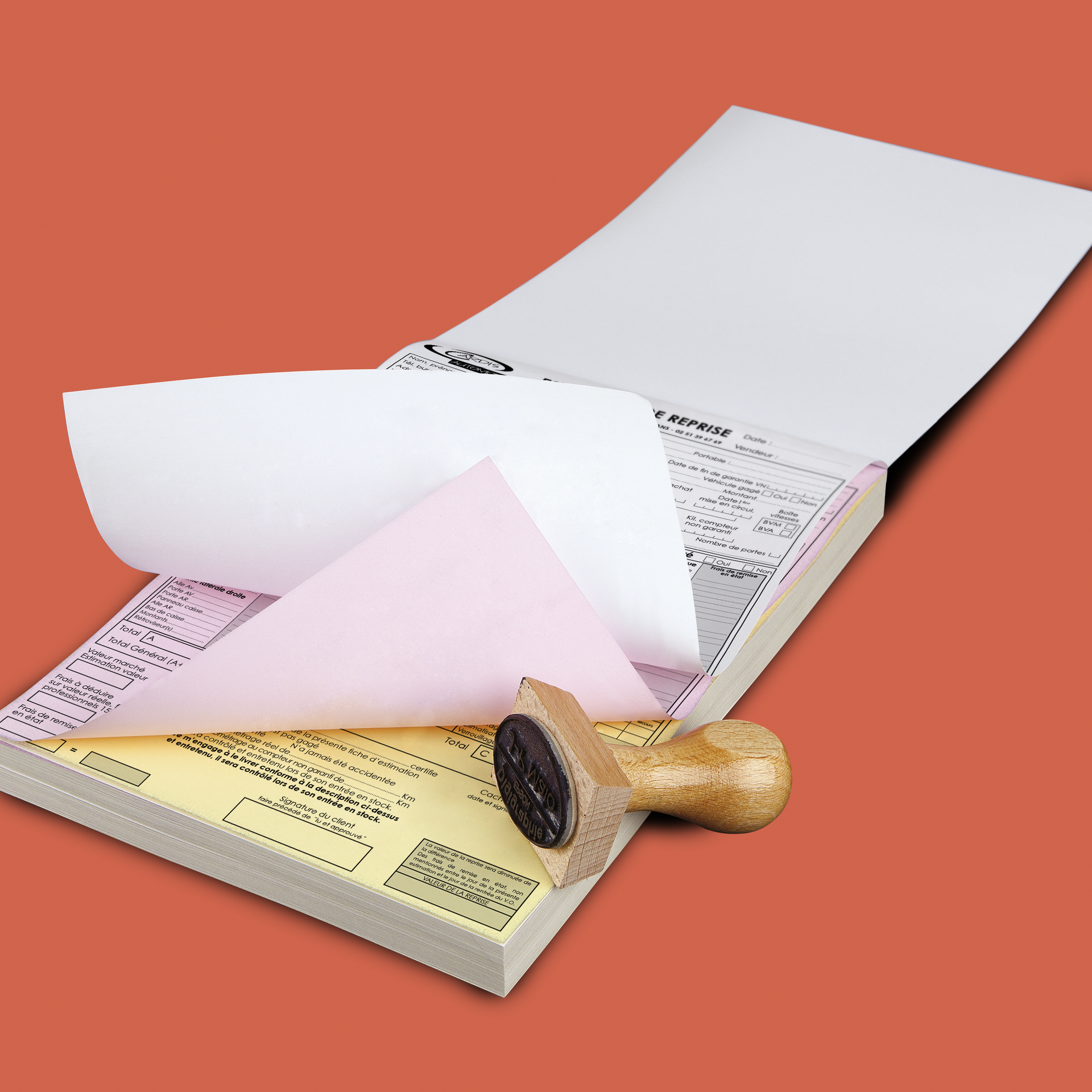 Une pile de factures en plusieurs parties, pages soulevées. Un tampon en bois repose à proximité sur une surface orange.