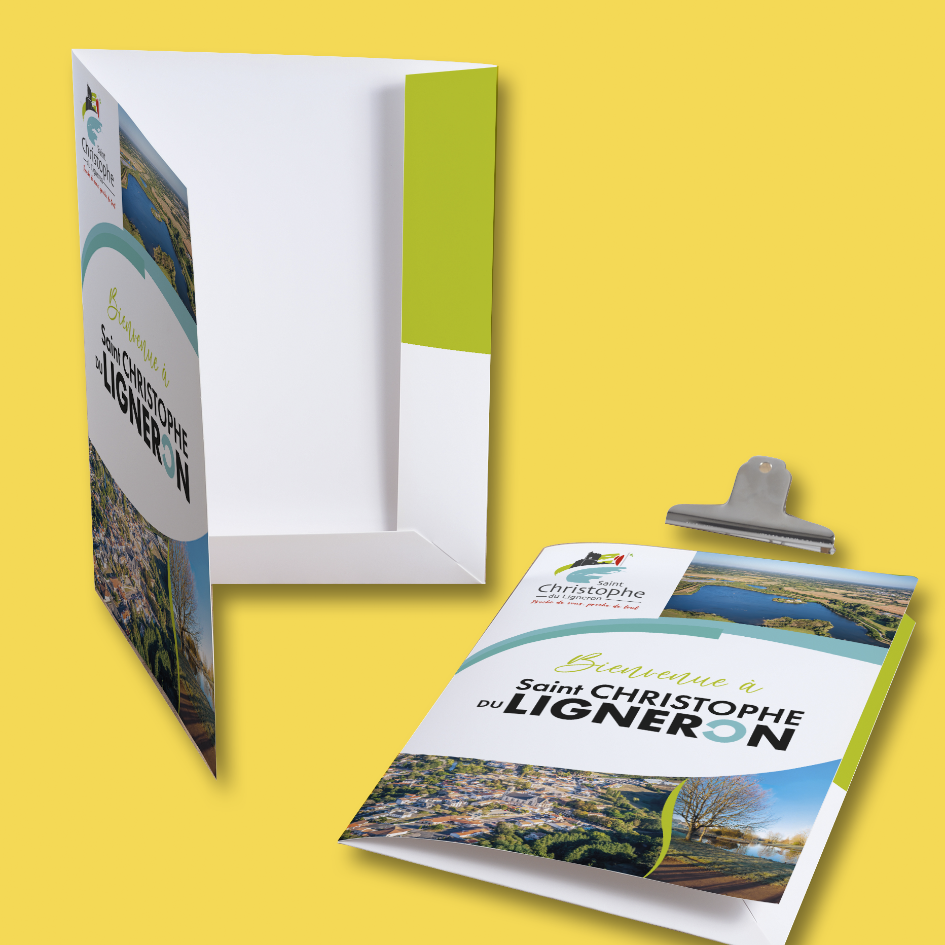 Chemise de présentation blanche et vert, contenant une brochure. La brochure présente une image en paysage et du texte.