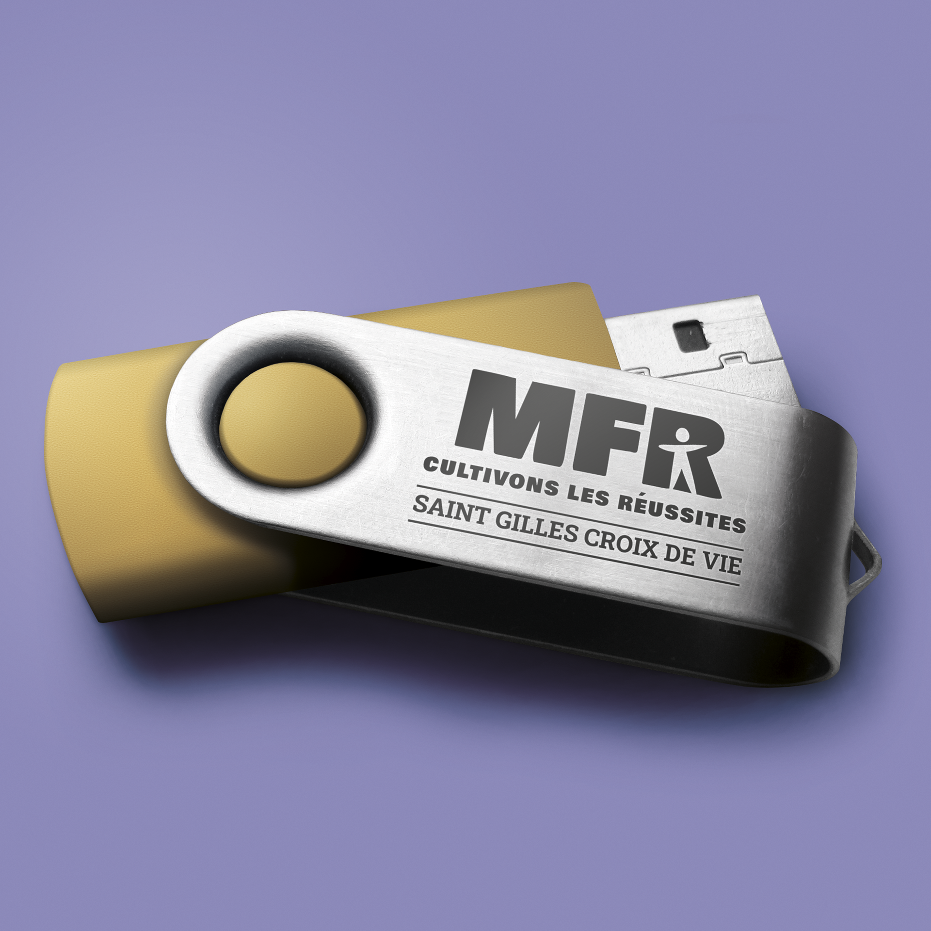 Une clé USB dorée et argentée avec 