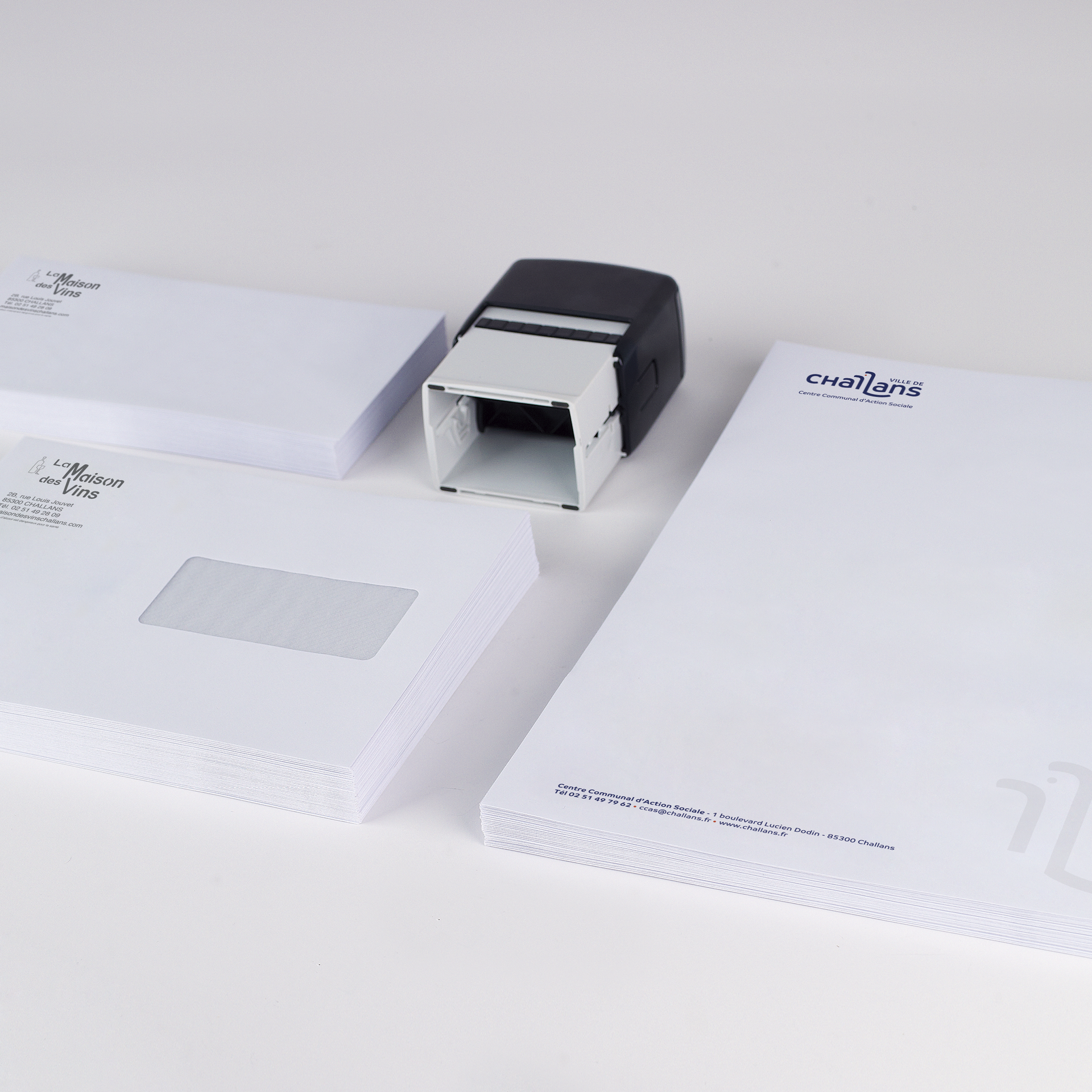 Papeterie et tampon encreur, pour un usage professionnel. Comprend une pile d'enveloppes, du papier à en-tête et un tampon.