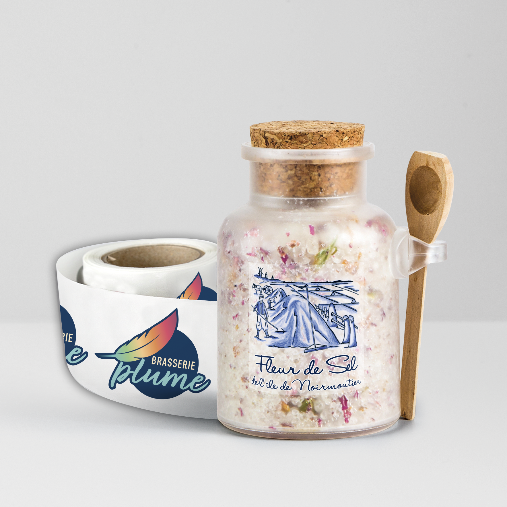 Un pot de Fleur de Sel avec une cuillère à côté d'un rouleau d'étiquettes de marque.
