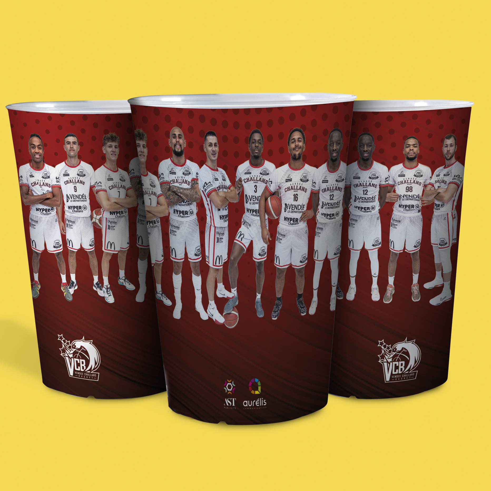 Trois tasses représentant une équipe de basket-ball en uniformes blancs sur un fond dégradé rouge foncé.