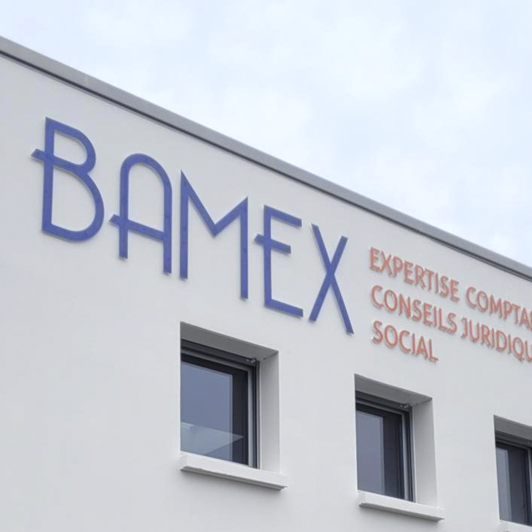 Façade du bâtiment avec le texte bleu 