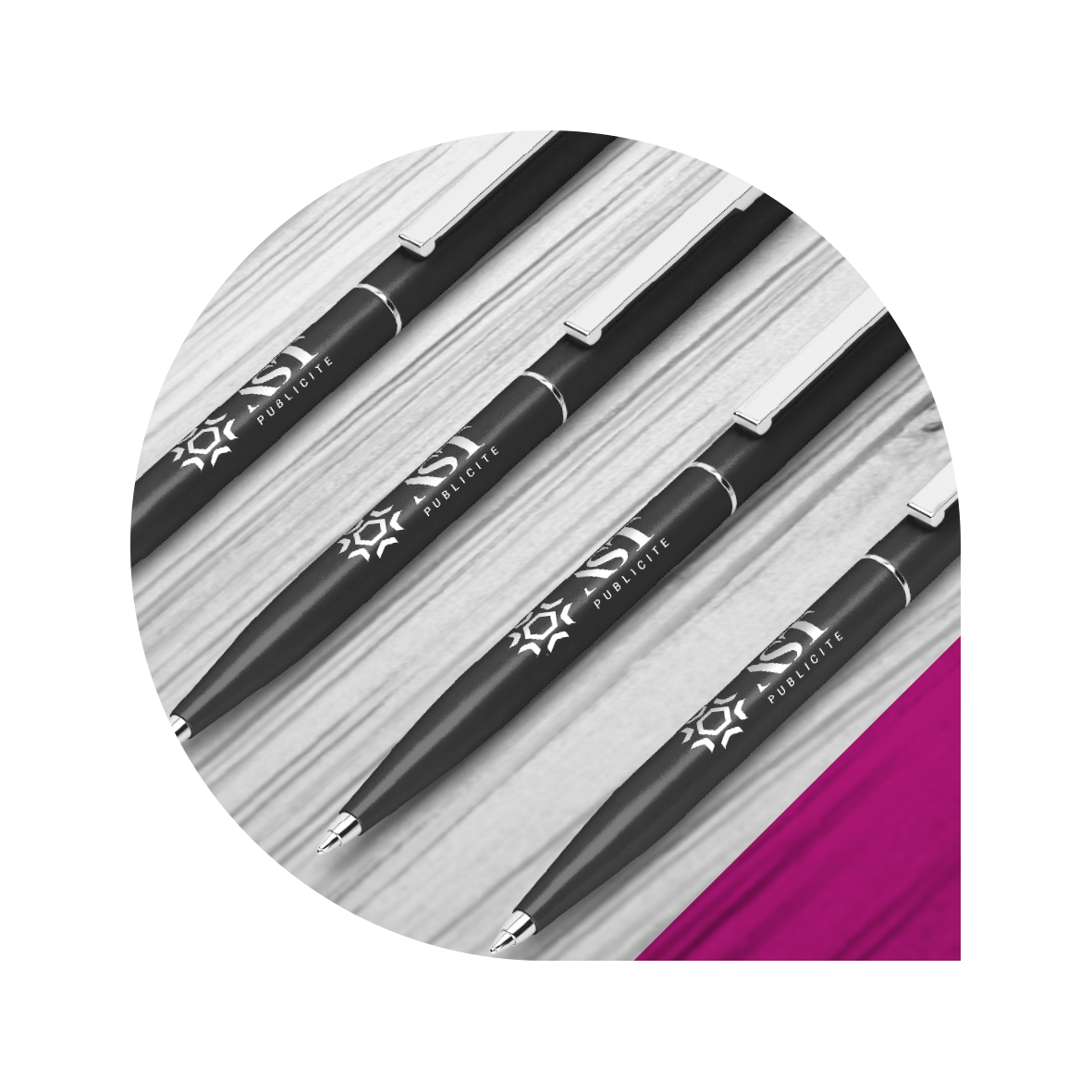 Quatre stylos noirs avec des accents argentés et un logo disposés en diagonale sur une surface en bois