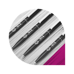 Quatre stylos noirs avec des accents argentés et un logo disposés en diagonale sur une surface en bois