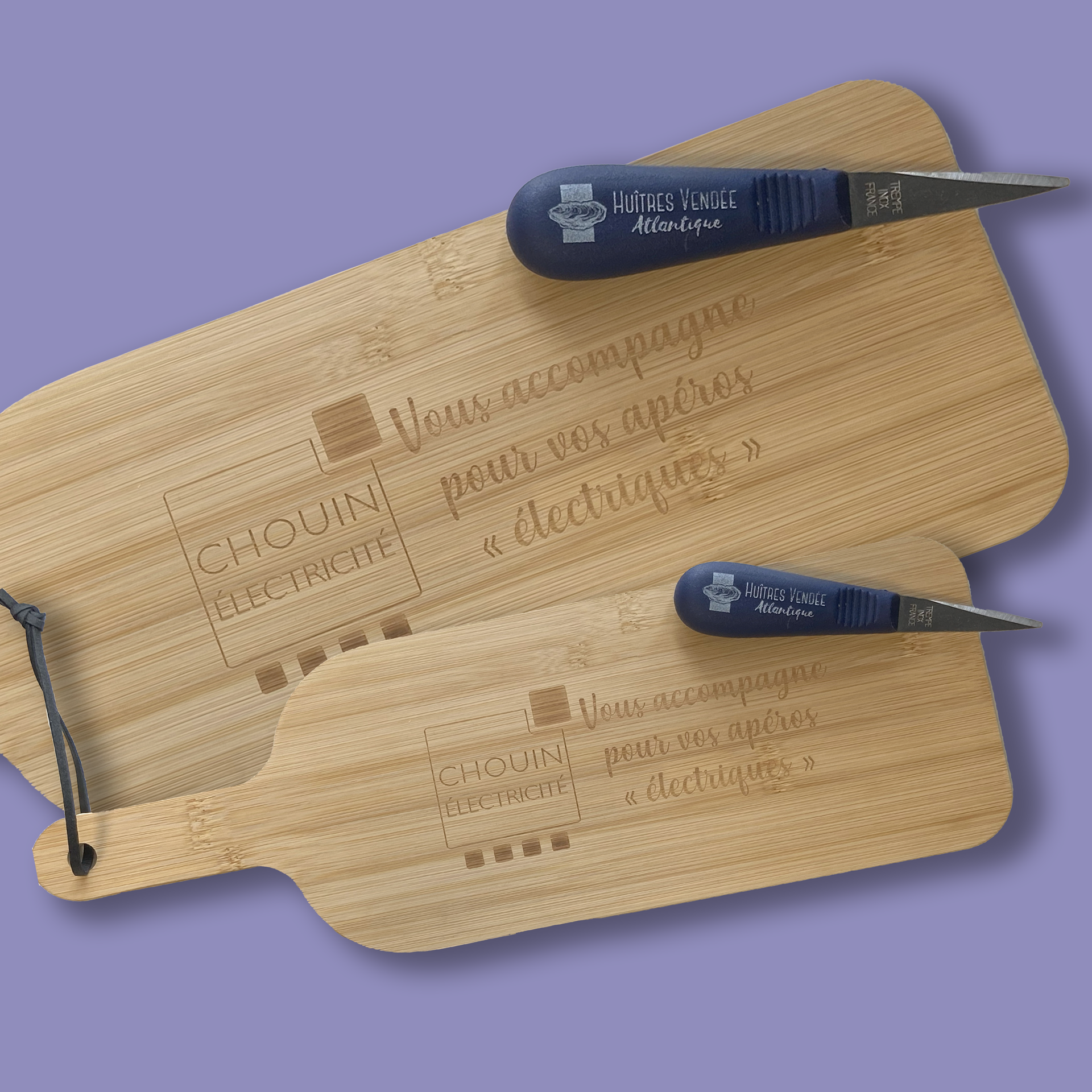 Deux planches de service en bambou avec texte et un petit couteau. Les planches et les couteaux ont des manches bleus.