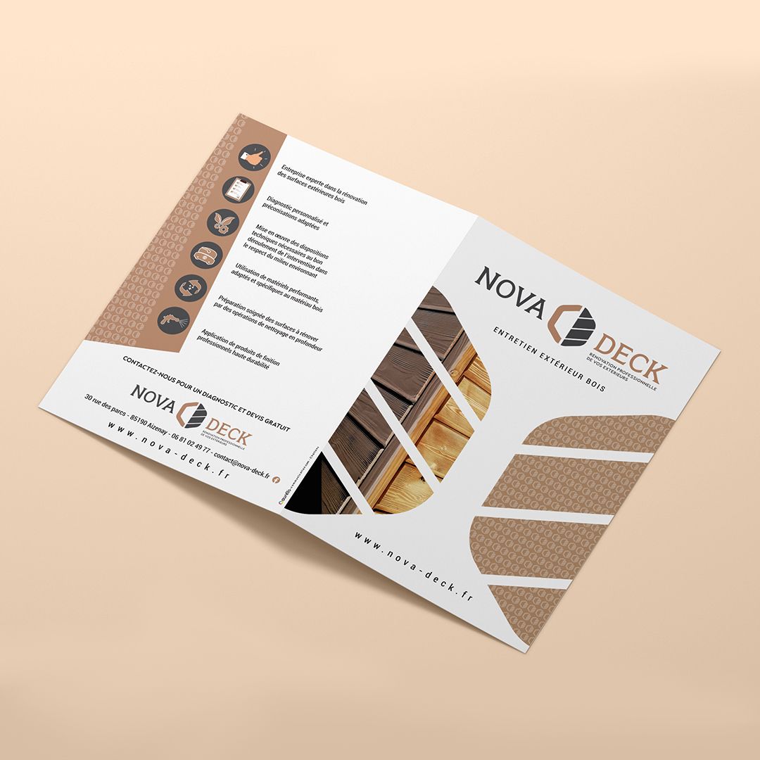 Brochure, présentant les dalles de terrasse. Design beige et blanc avec échantillons de produits, logos et coordonnées.