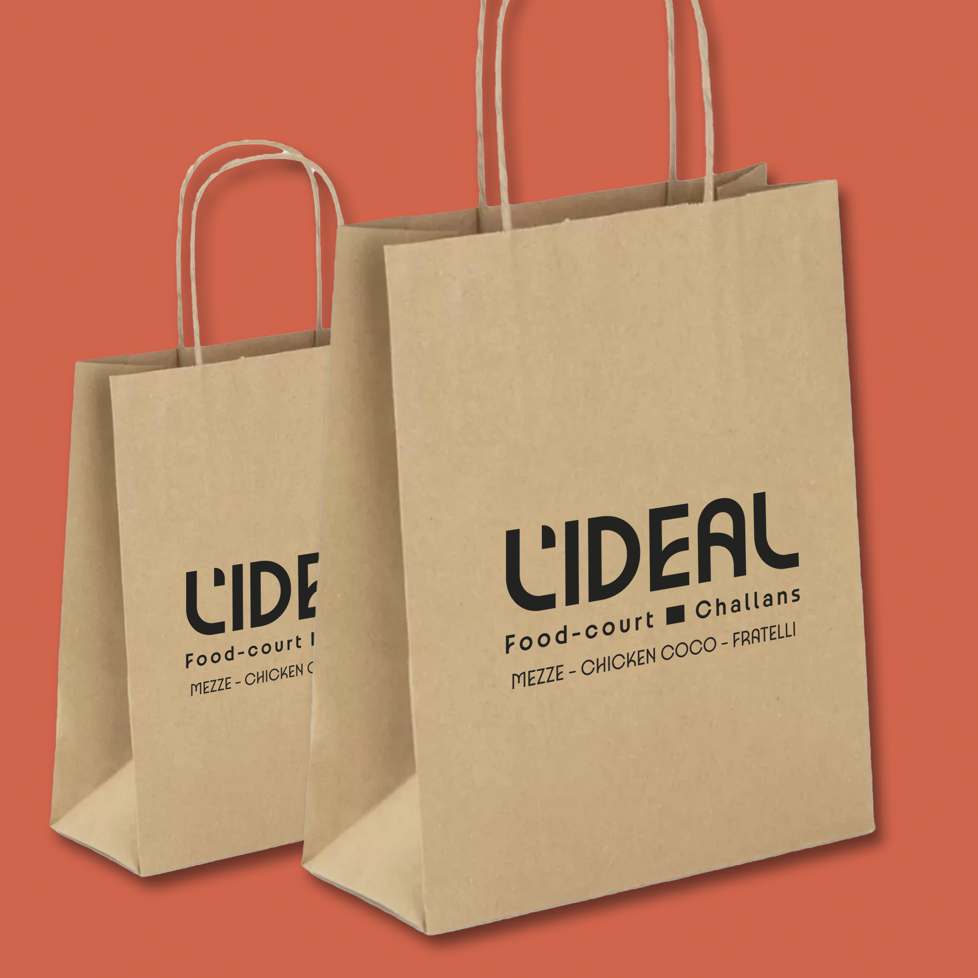 Deux sacs de courses en papier kraft avec poignées blanches. Ils arborent le logo « L'IDEAL Food-court ».