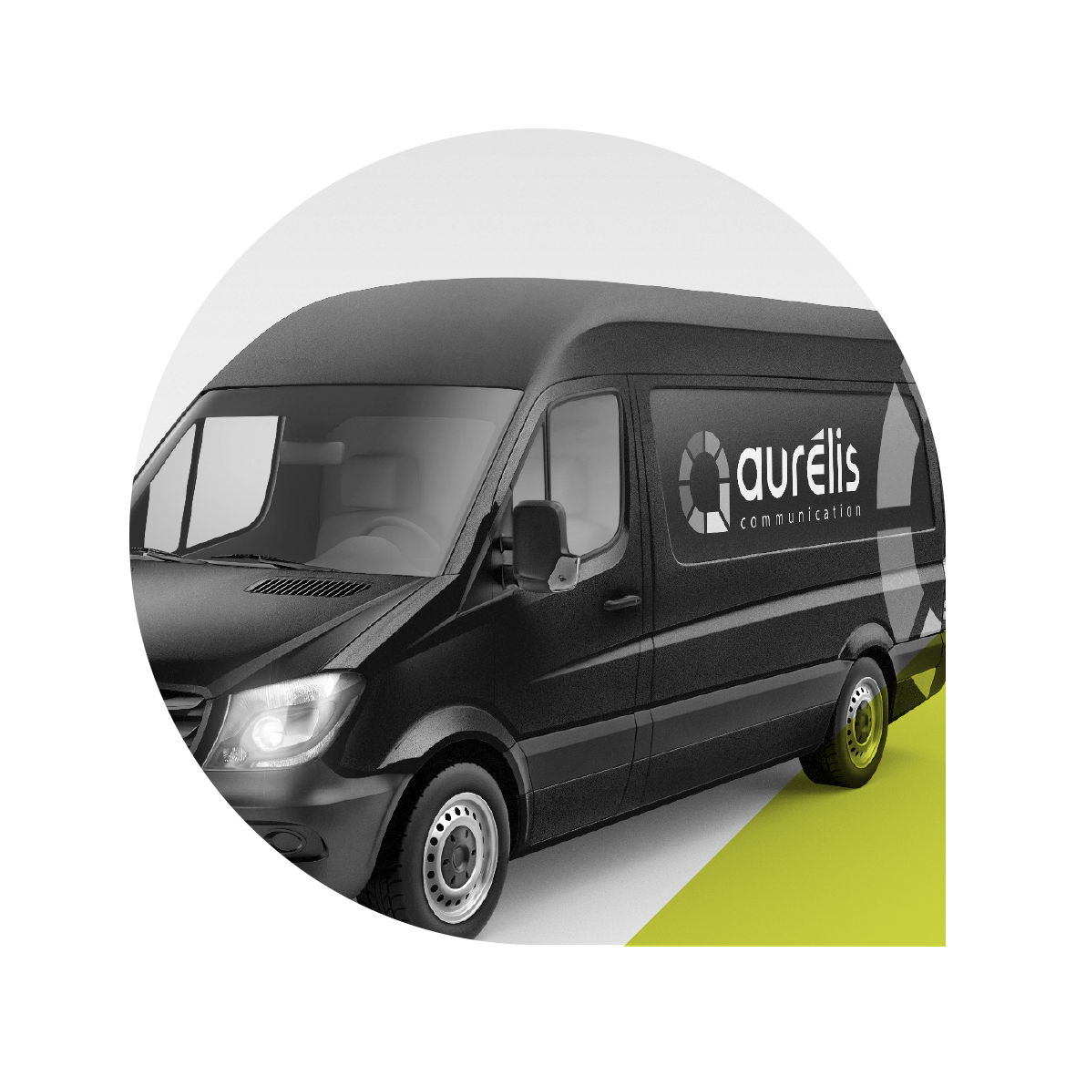 Fourgonnette Aurelis noire sur fond blanc et jaune. Le logo de l'entreprise est imprimé sur le côté.