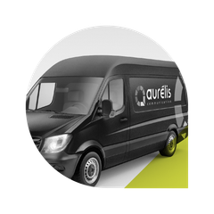 Fourgonnette Aurelis noire sur fond blanc et jaune. Le logo de l'entreprise est imprimé sur le côté.