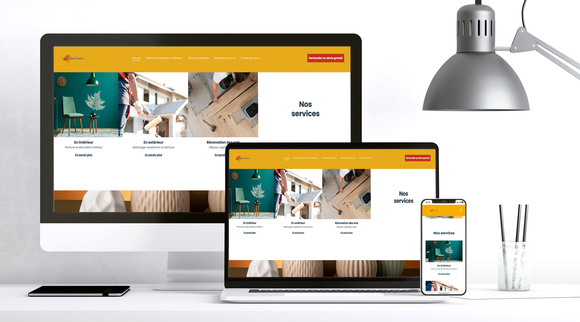 Site Web affiché sur ordinateur de bureau, ordinateur portable et appareils mobiles ; thème or et blanc avec photos