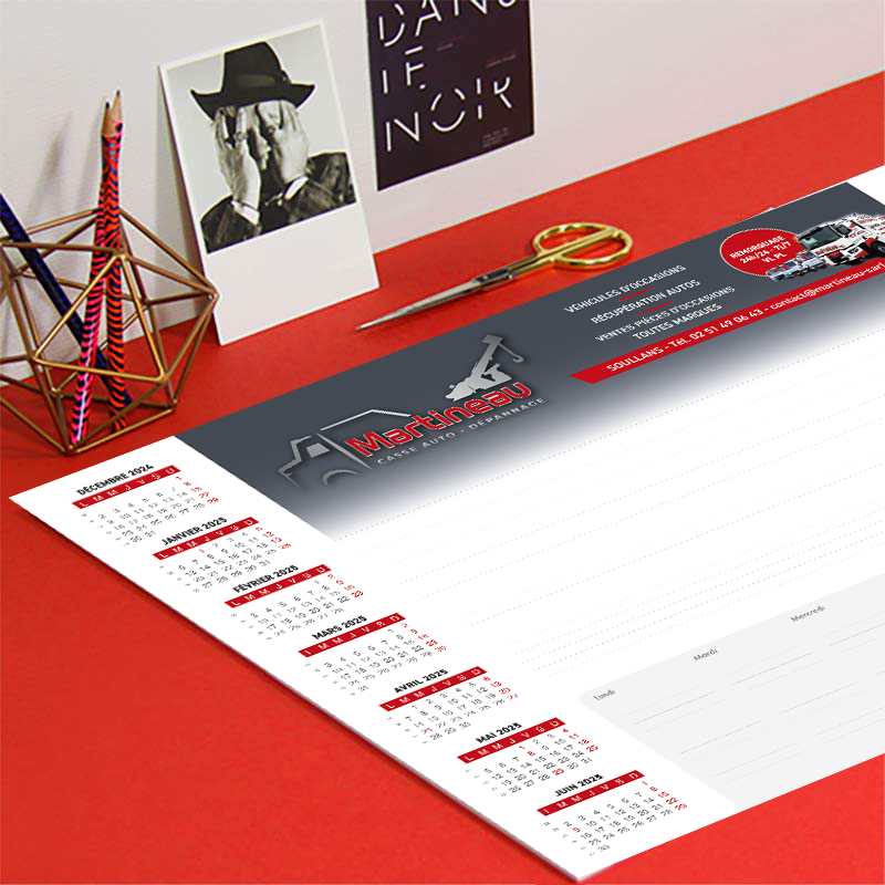 Calendrier de bureau avec logo et dates, fond rouge et fournitures de bureau. Comprend des crayons, des ciseaux et une photo.