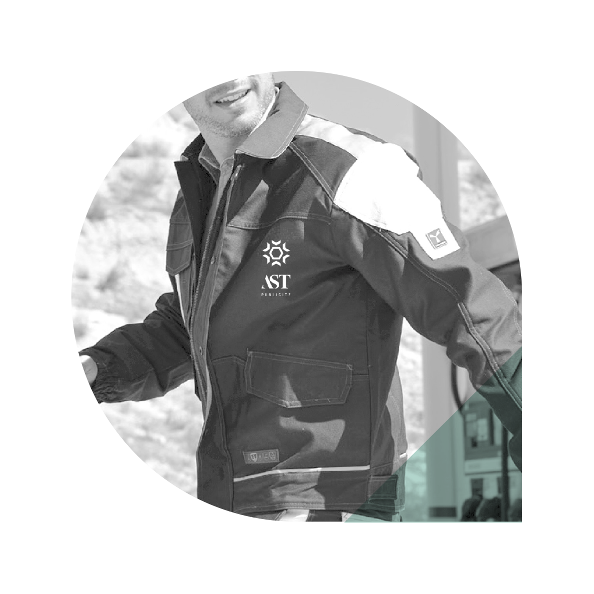 Homme portant une veste de travail avec logo et bandes réfléchissantes, souriant. Extérieur, en noir et blanc.