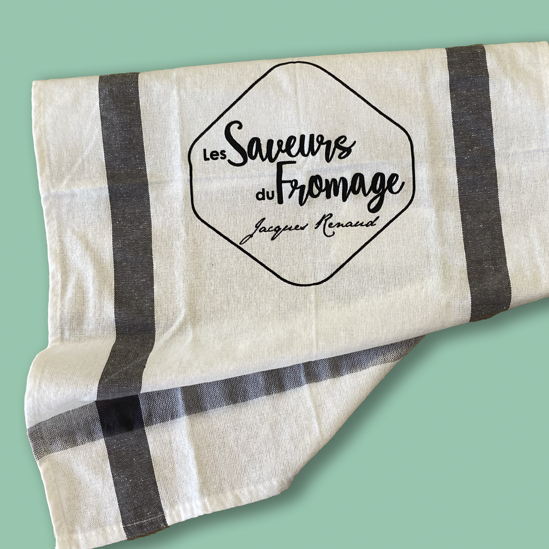 Un torchon de cuisine rayé blanc et noir avec un logo noir 