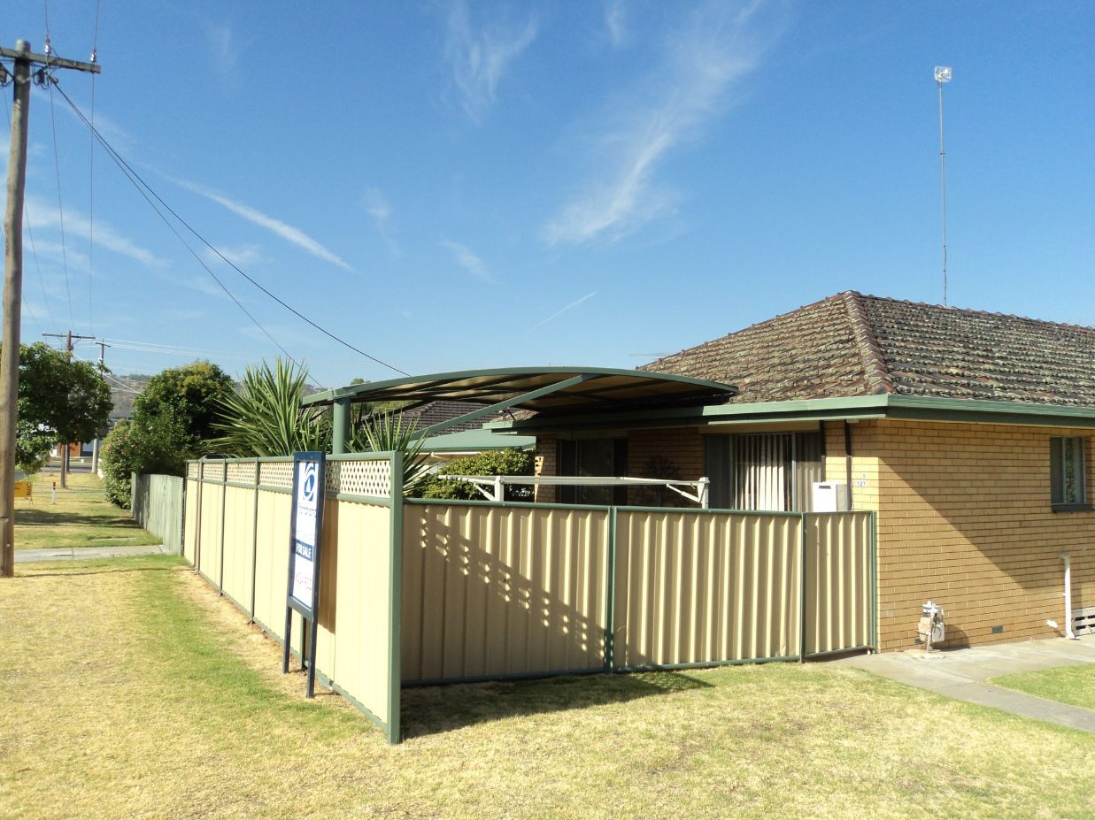Cantilever Shade With Green Steel Frames — Custom Blinds in Wangaratta, NSW