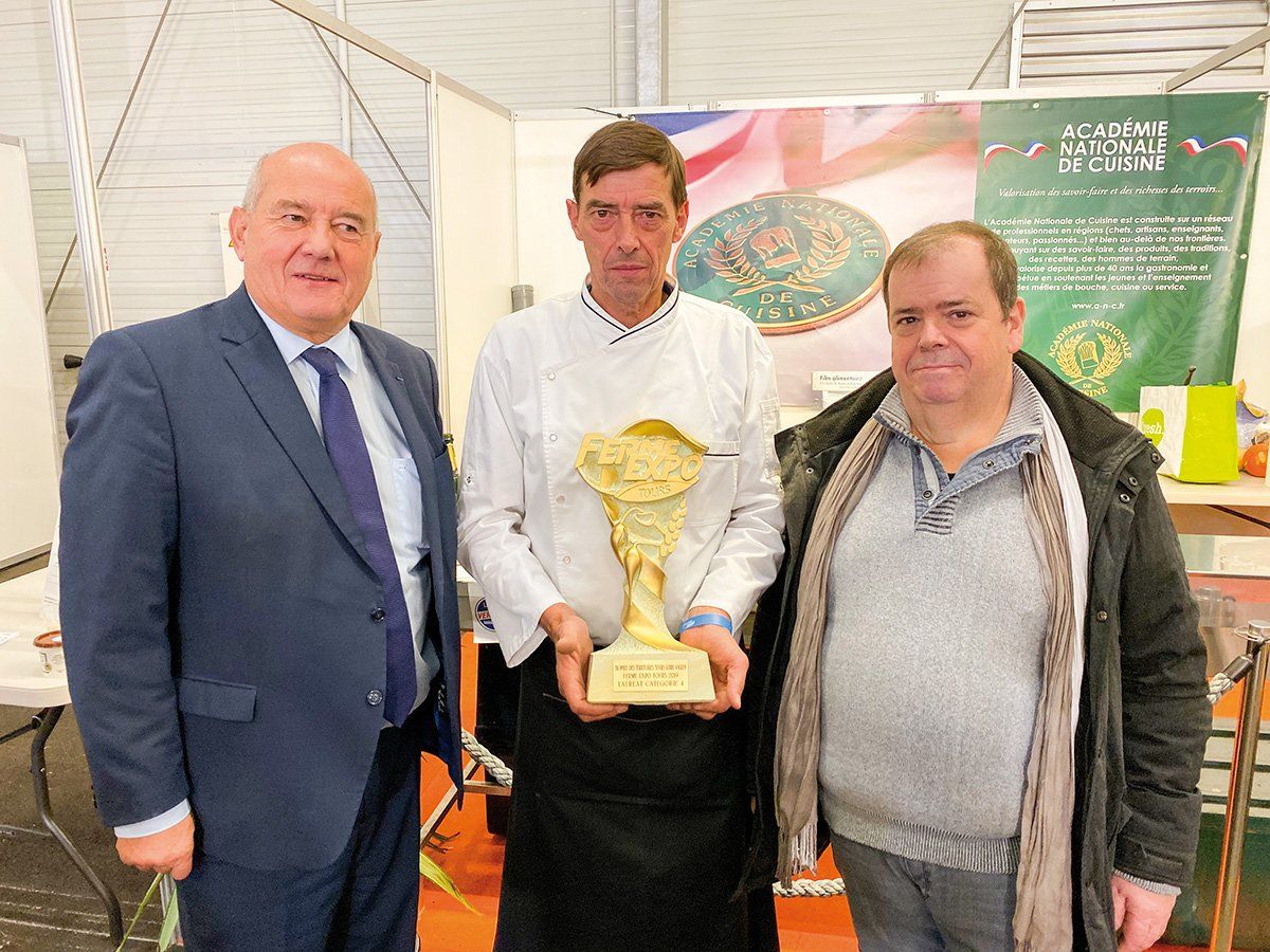 Mr Babary, Thierry Cartereau et Joël Legendre avec le Trophée des territoires au concours Ferme Expo à Tours