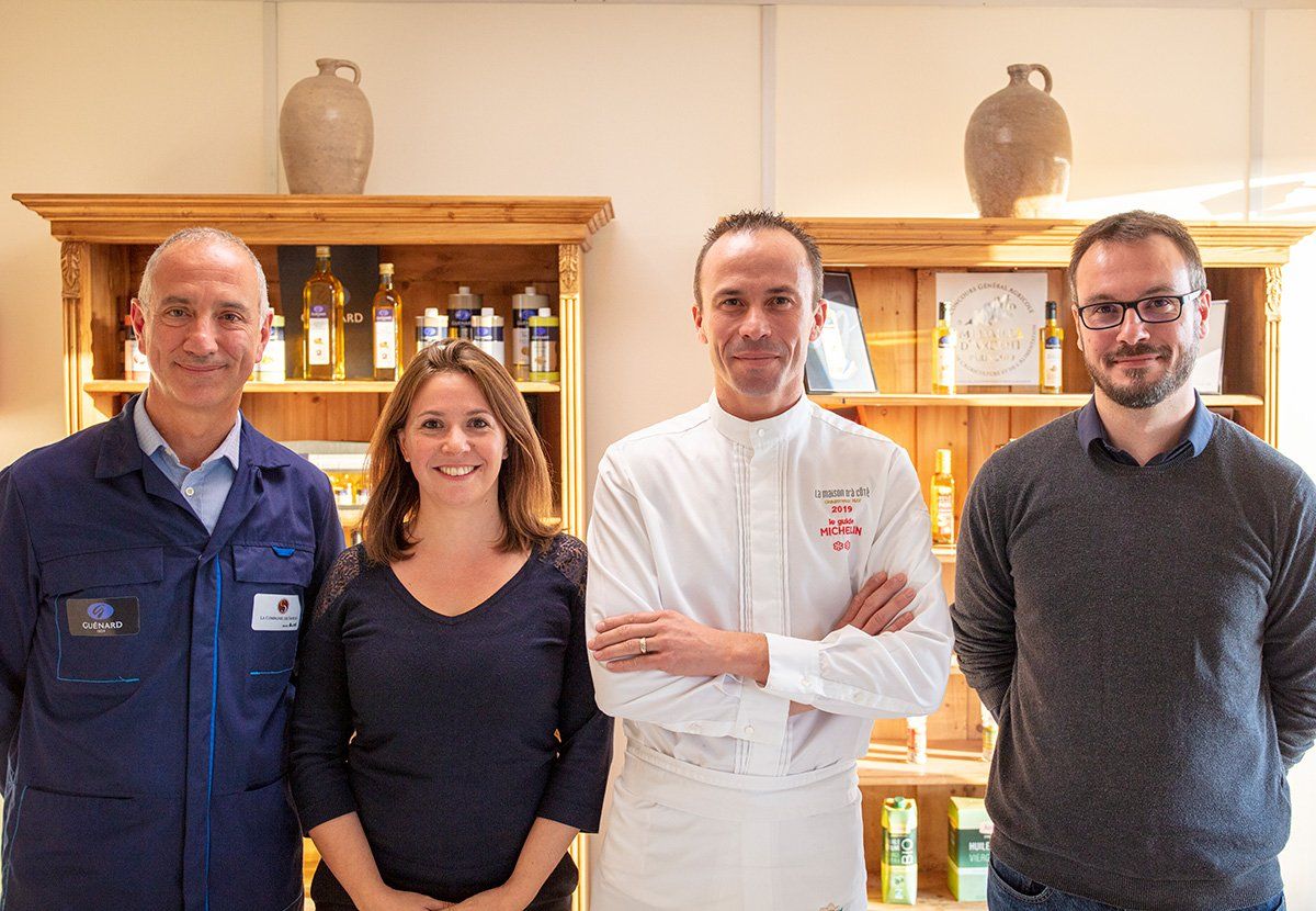 Visite de Christophe Hay, Pierre Tabbagh et Yves Bernard, Laurette Reboule à la fabrique d'huile Guénard